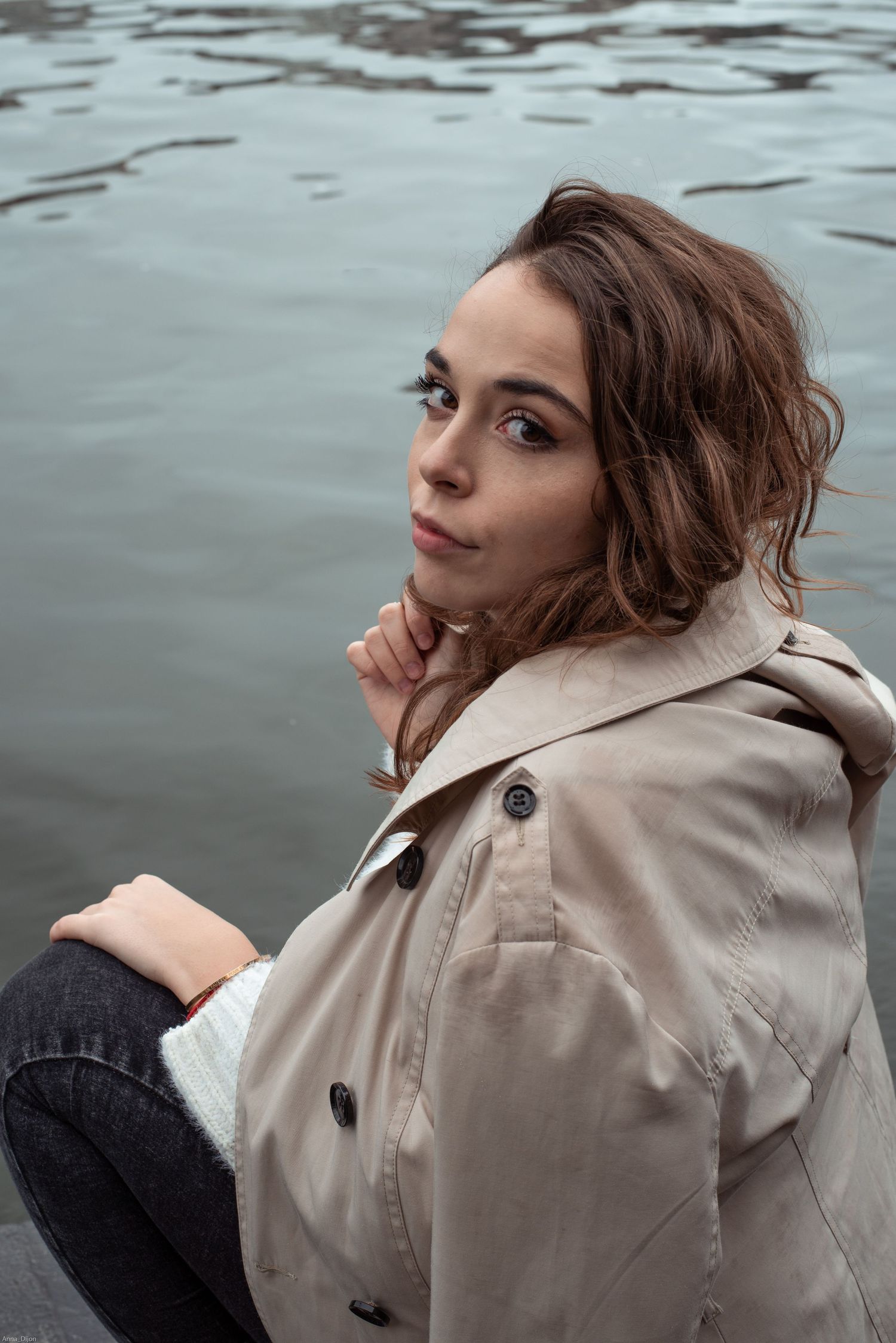 À Liège, au pont de Fragnée, portrait d’une femme photographiée au bord de l’eau de la Meuse dans une ambiance naturelle