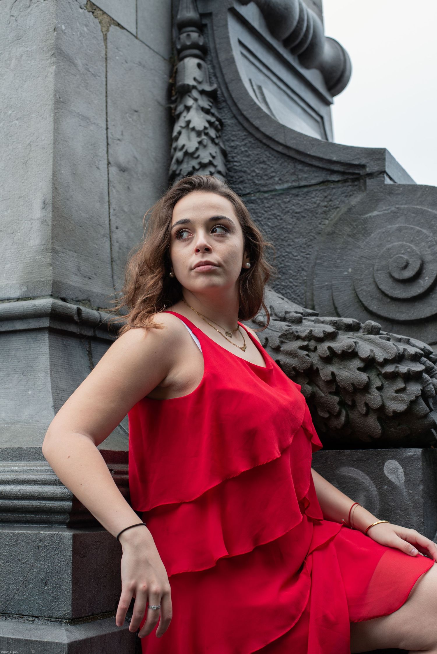 À Liège, au pont de Fragnée, portrait d’une femme photographiée près d’une statue lors d’une séance photo en extérieur