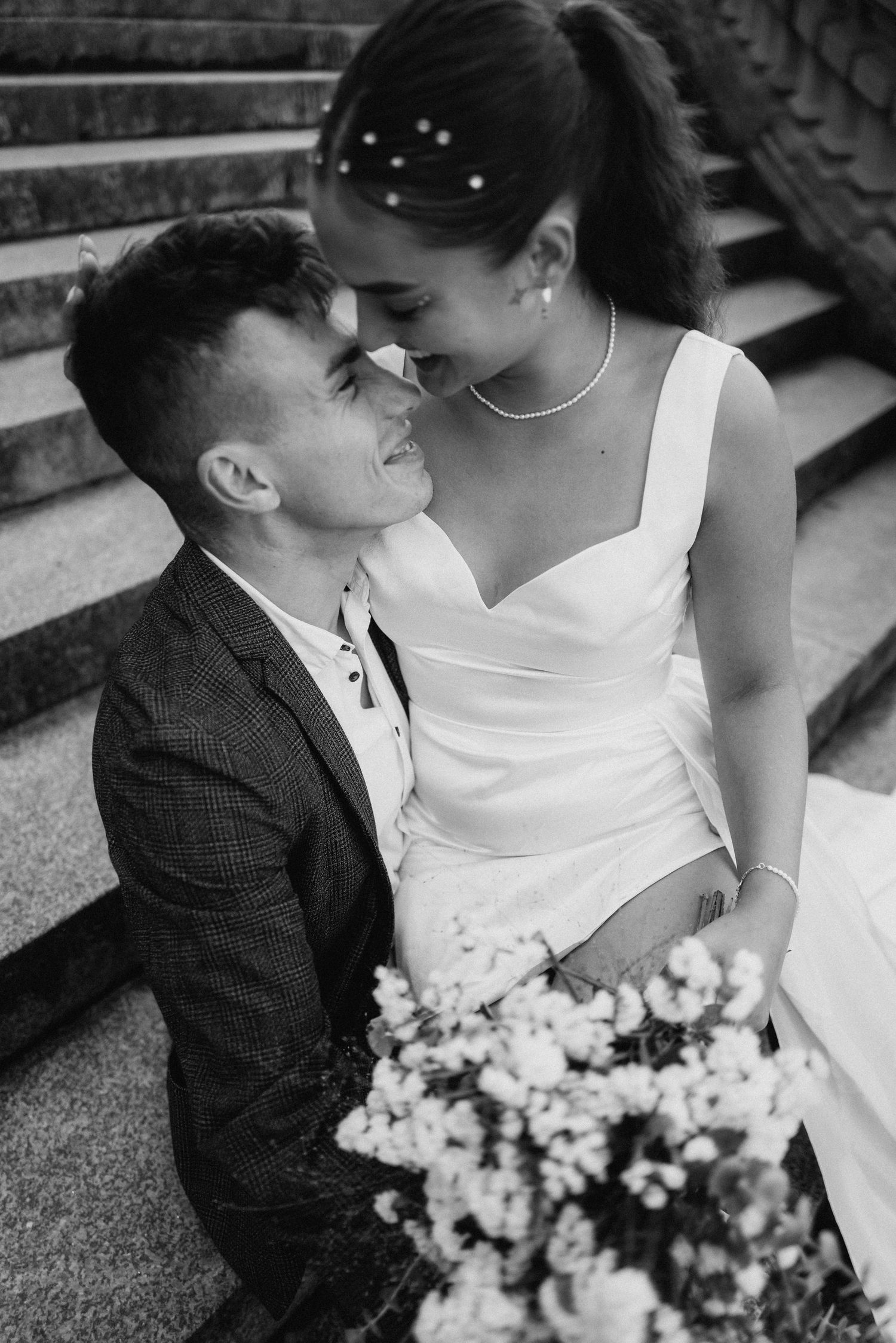 Elegantes Hochzeitsshooting in Tübingen – Brautpaar vor historischem Hintergrund.
