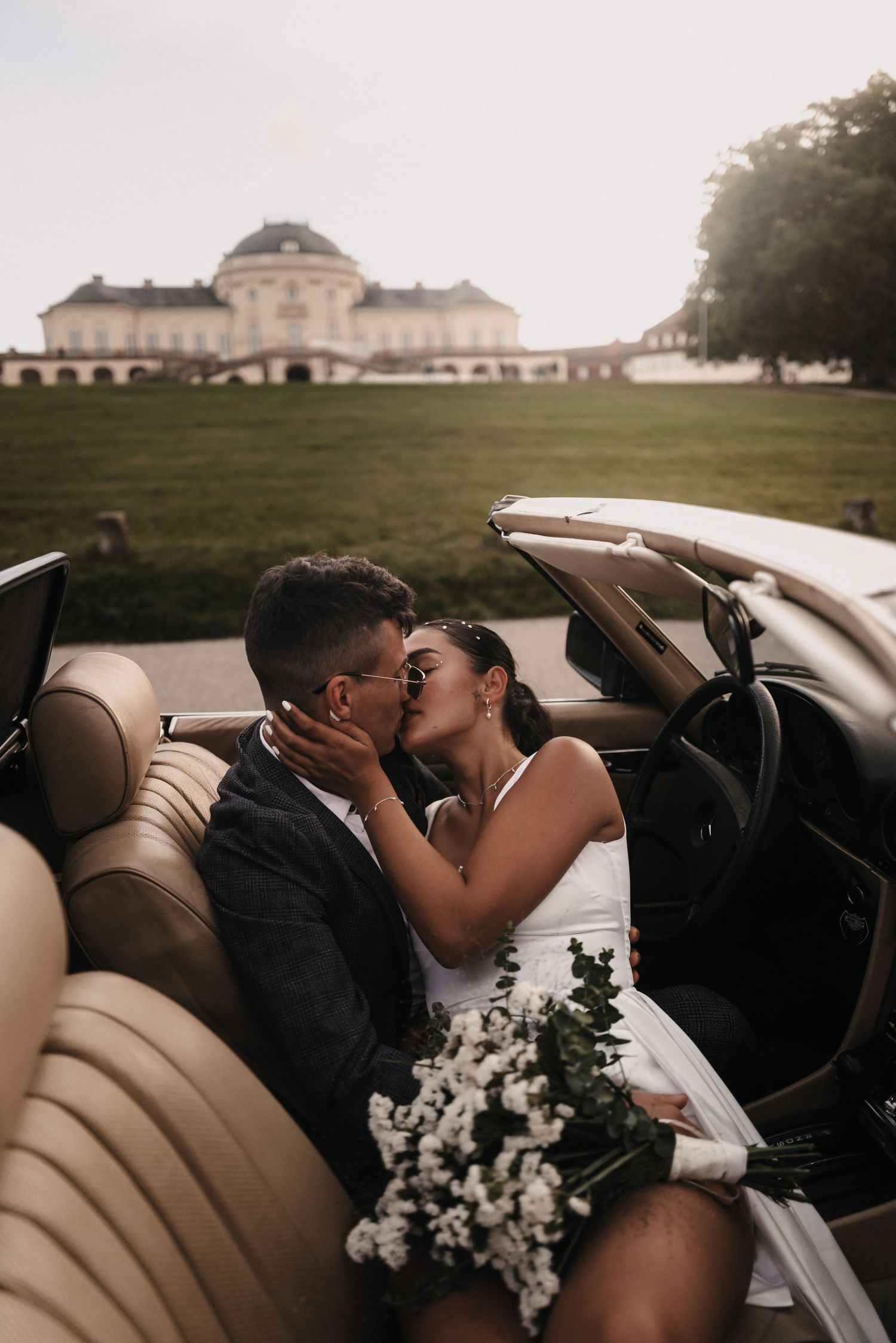 Elegantes Hochzeitsshooting in Tübingen – Brautpaar vor historischem Hintergrund.