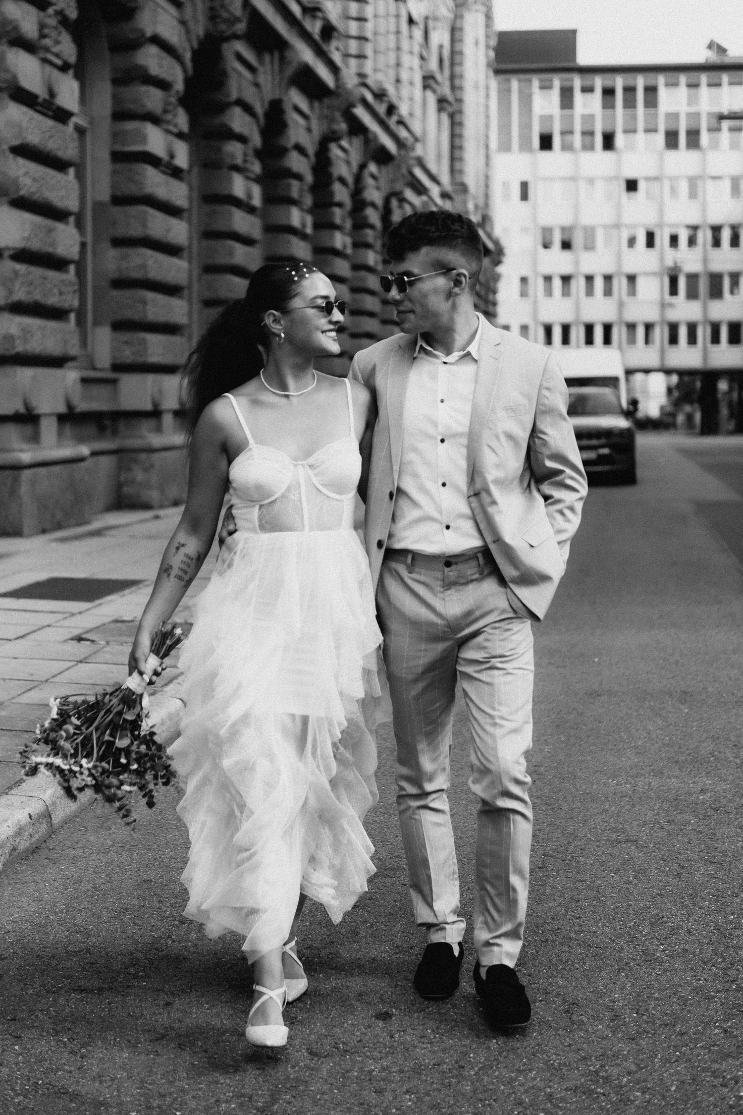 Elegantes Hochzeitsshooting in Tübingen – Brautpaar vor historischem Hintergrund.