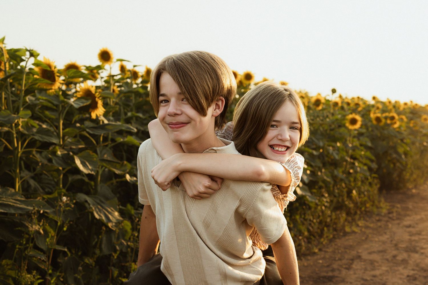 Edmonton Sunflower Mini Family Photography Sessions, Sunflower field family photography, edmonton sunflower fields.