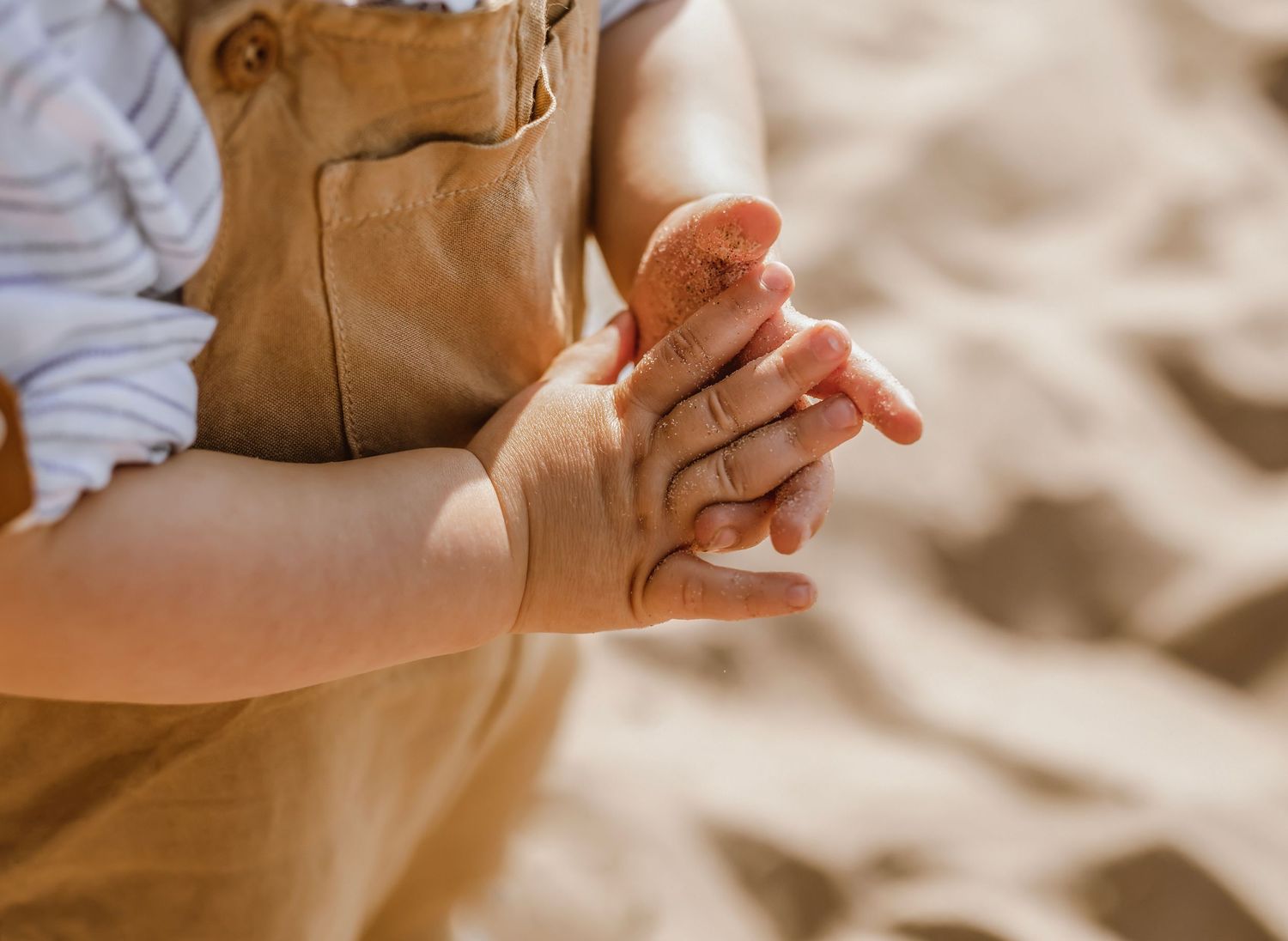 Edmonton mini sessions spring beach family candid baby hands.