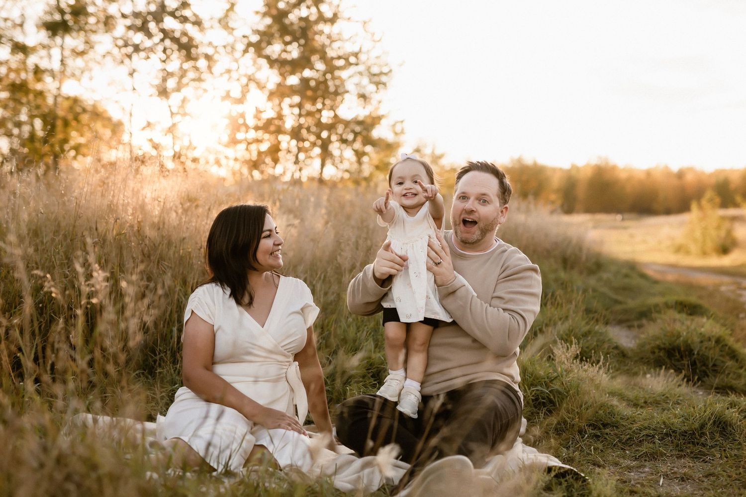 Edmonton family photos in tall grass field