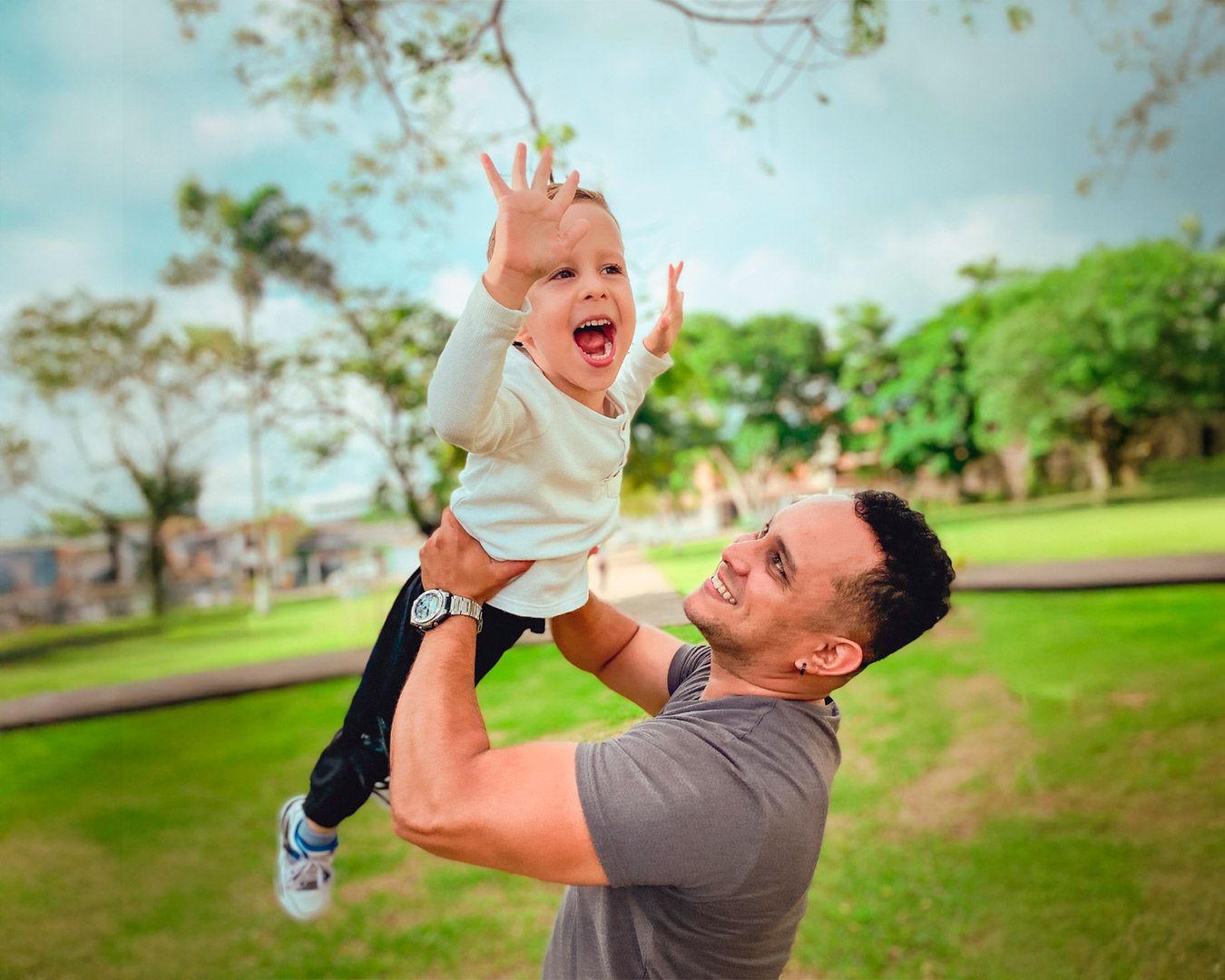 fotografia de retrato, padre alzando a su hijo en unity park, greenville sc