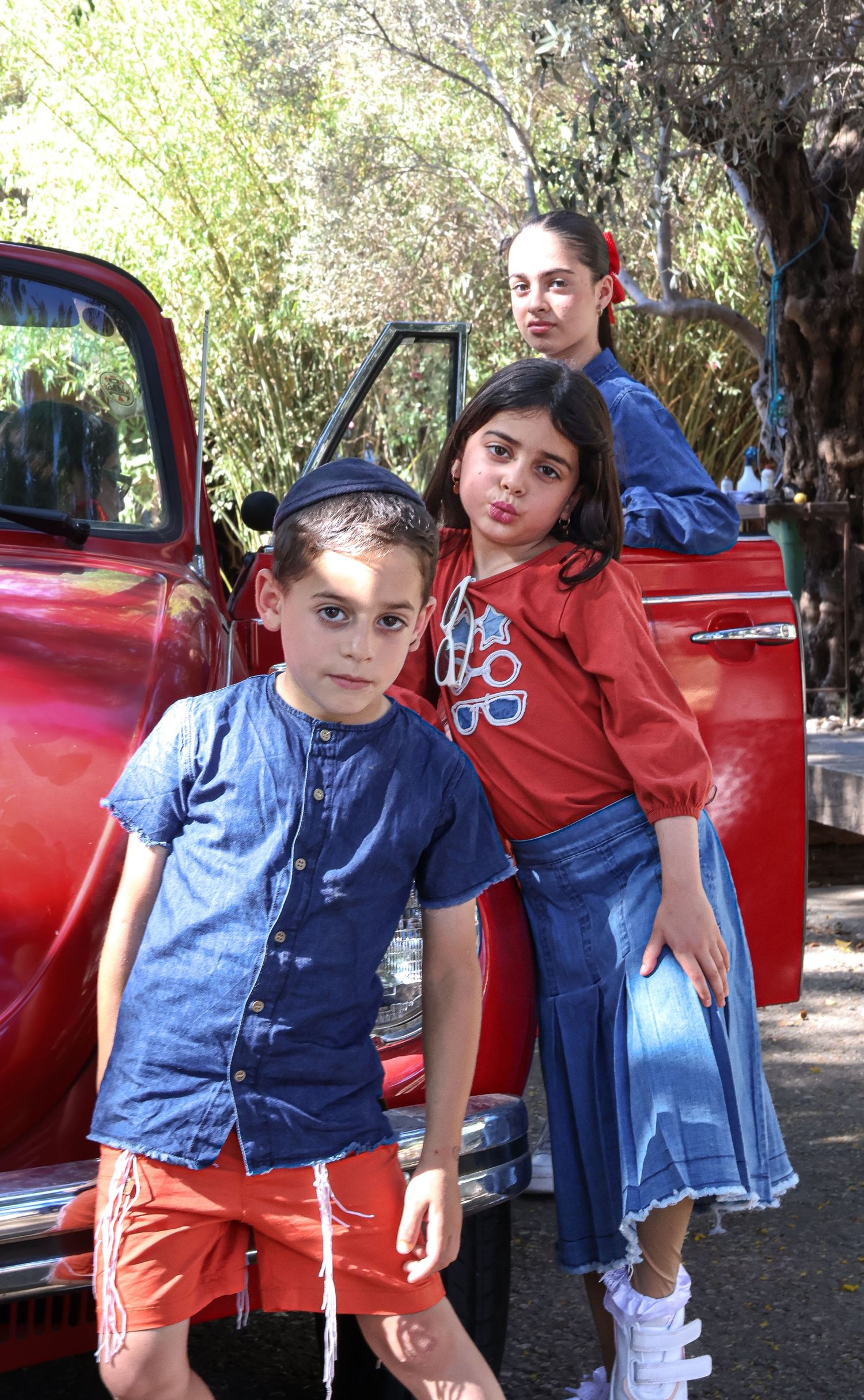בוק בת מצווה שמחבר בין יופי, טבעיות ואהבה משפחתית.
הצילומים עם האחים מוסיפים עומק ותחושת בית - כי בסוף, זה לא רק צילום, זו מזכרת של משפחה של