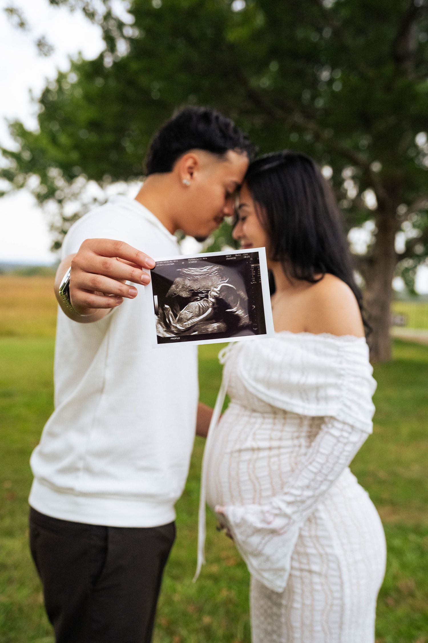 Sweet moments of couples holding their baby’s sonogram together