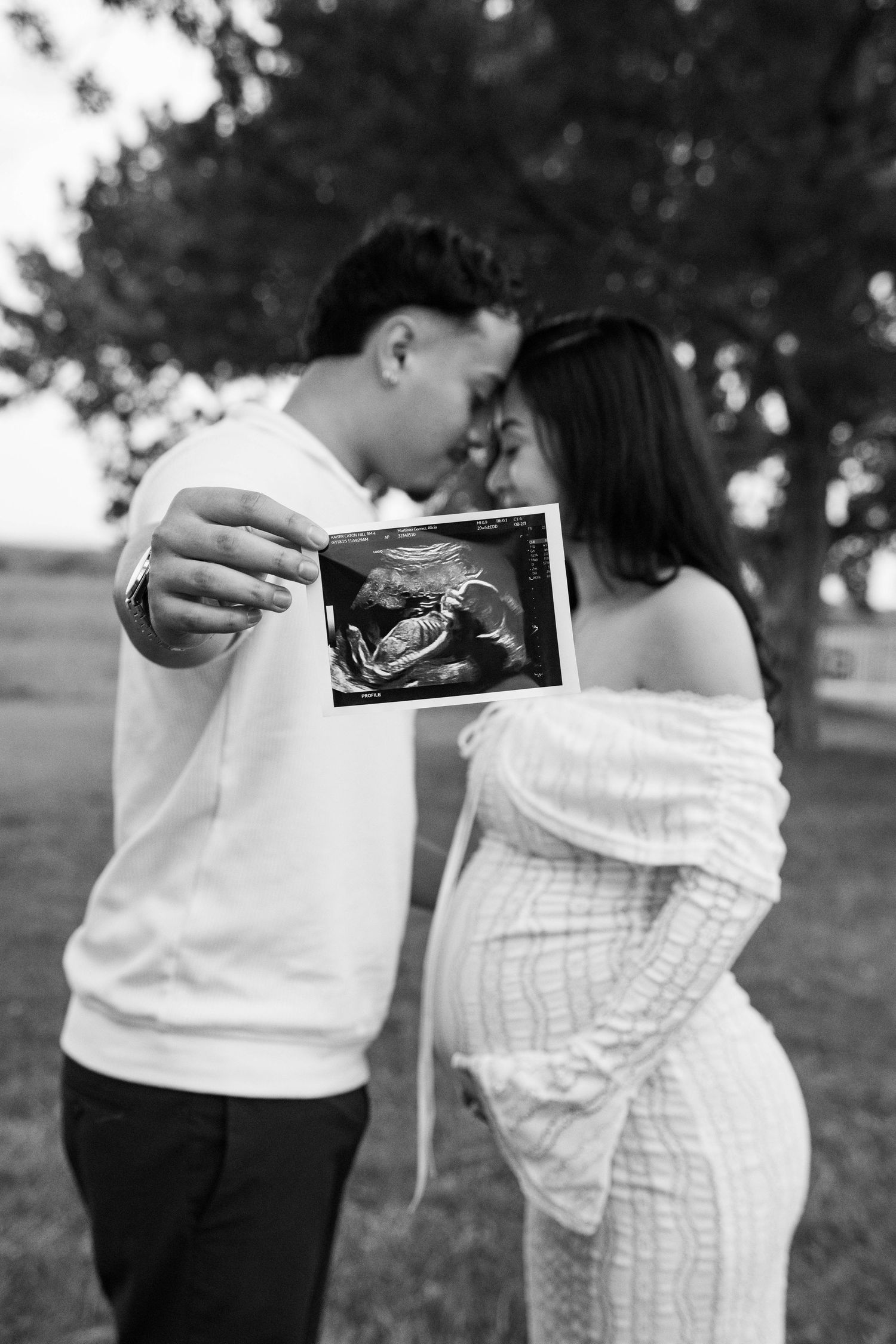 Sweet moments of couples holding their baby’s sonogram together