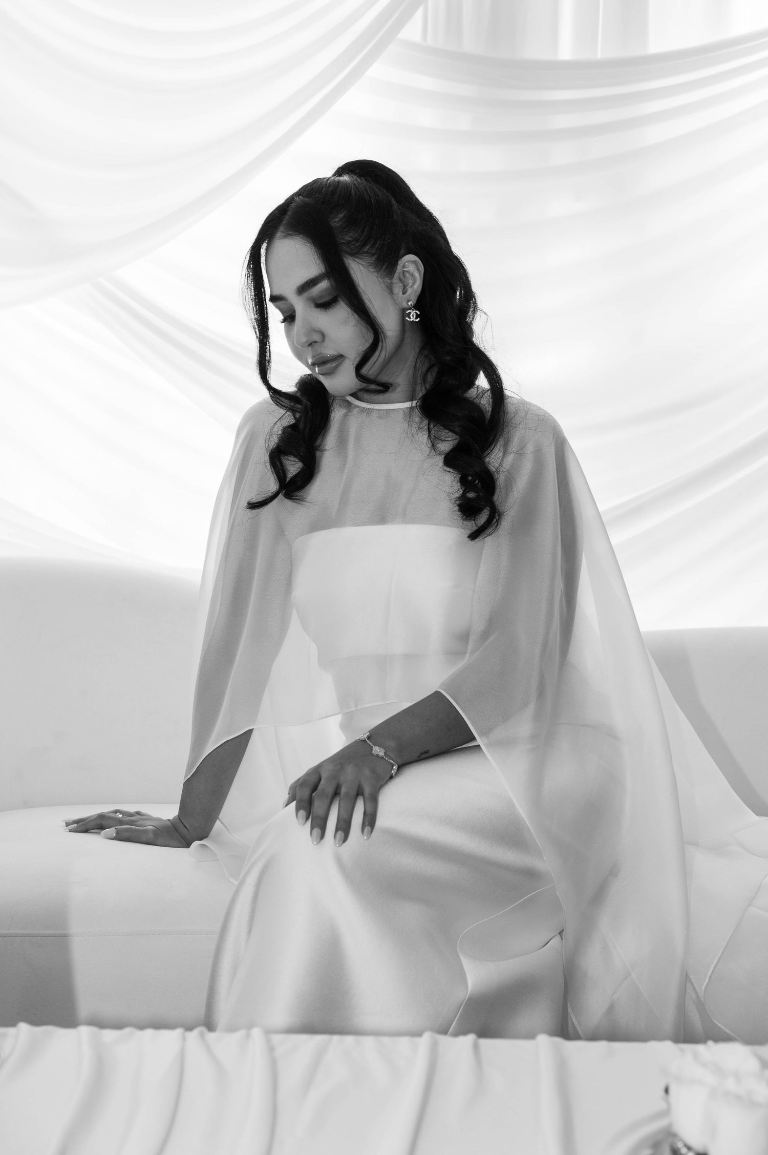 Bride looking timeless and elegant on her wedding day.