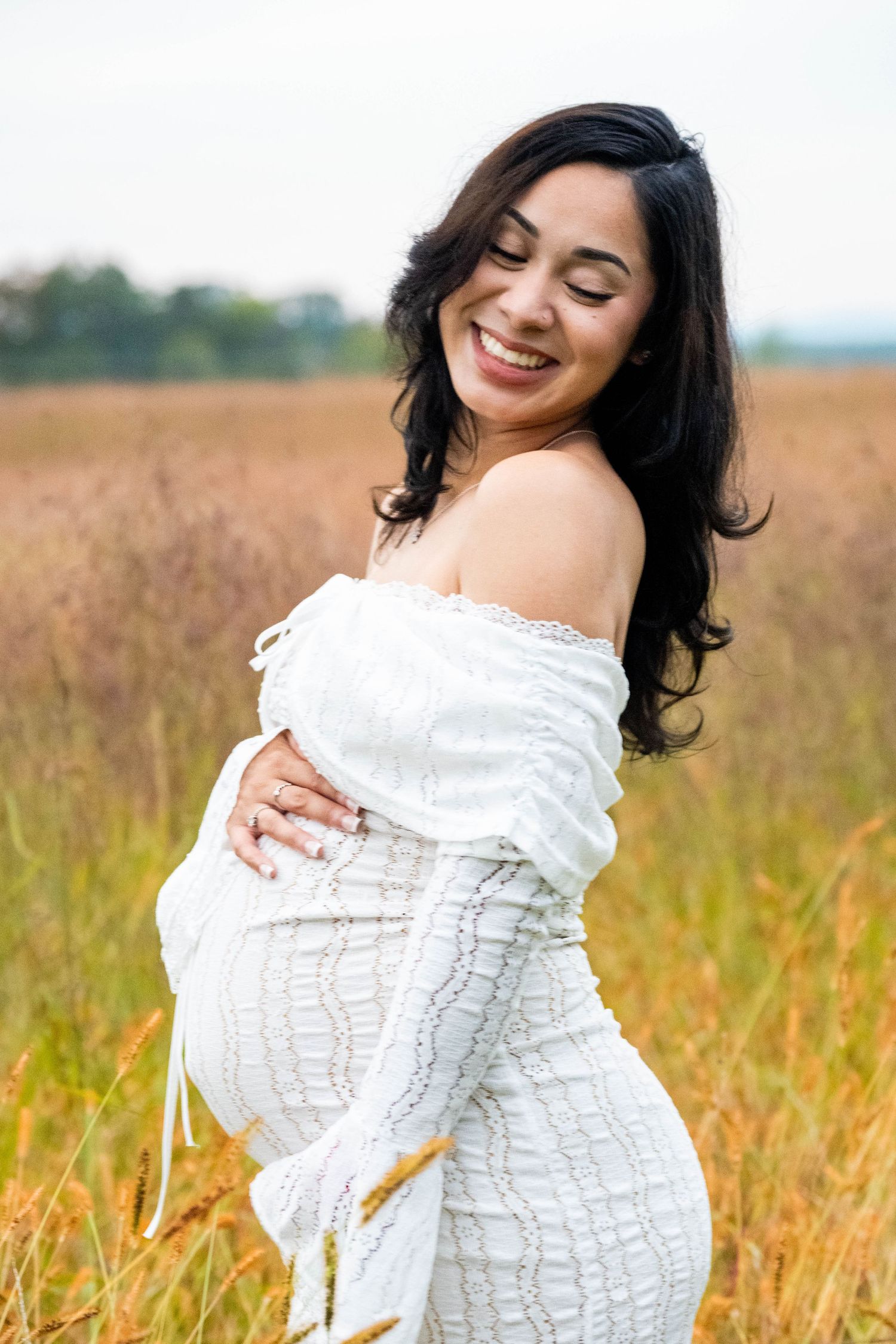 Elegant maternity portraits highlighting the beauty of the baby bump with a soft and natural style.