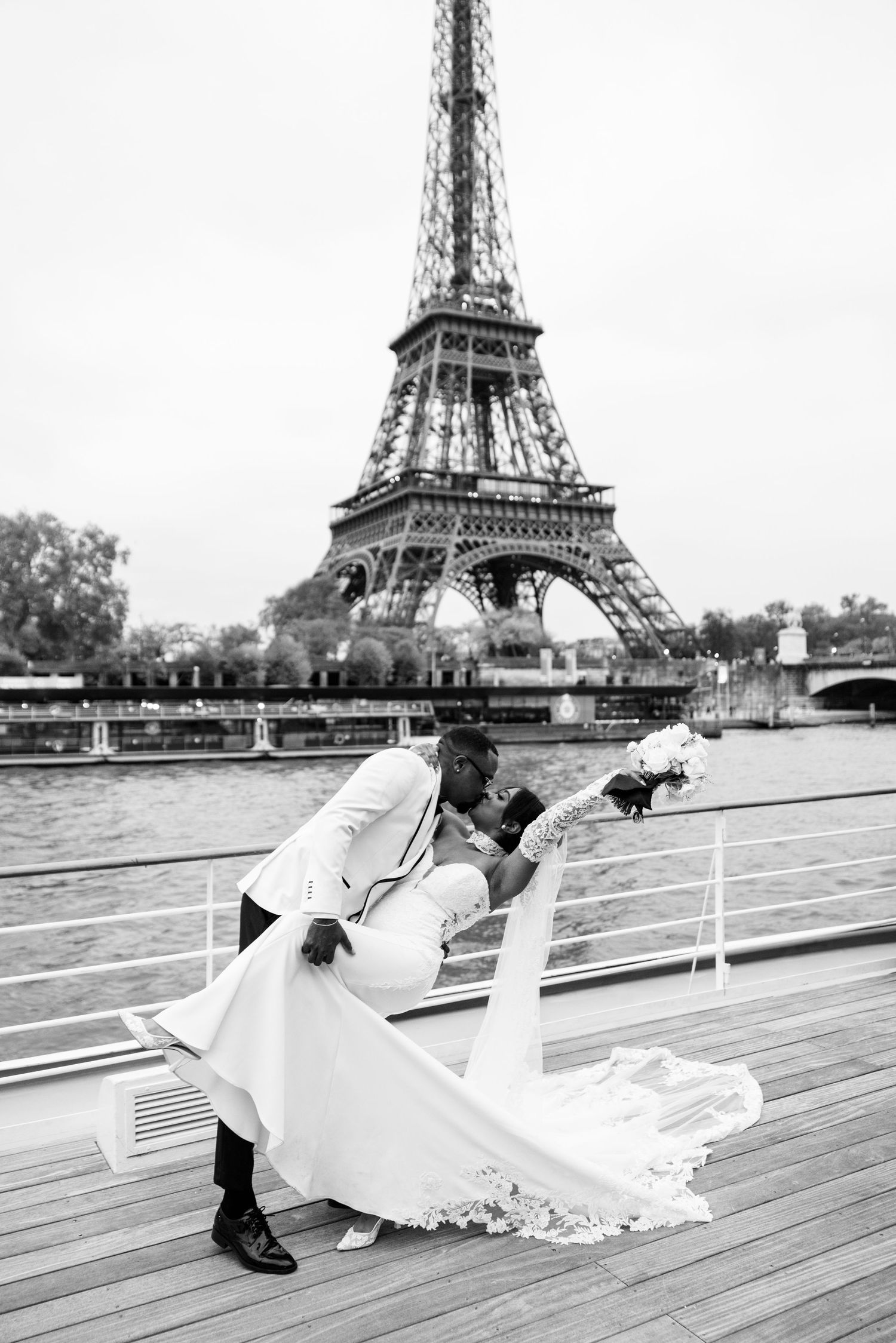 Rose events luxury destination wedding in france portugal spain italy paris americain couple from ohio, ceremony in front of Eiffel tower