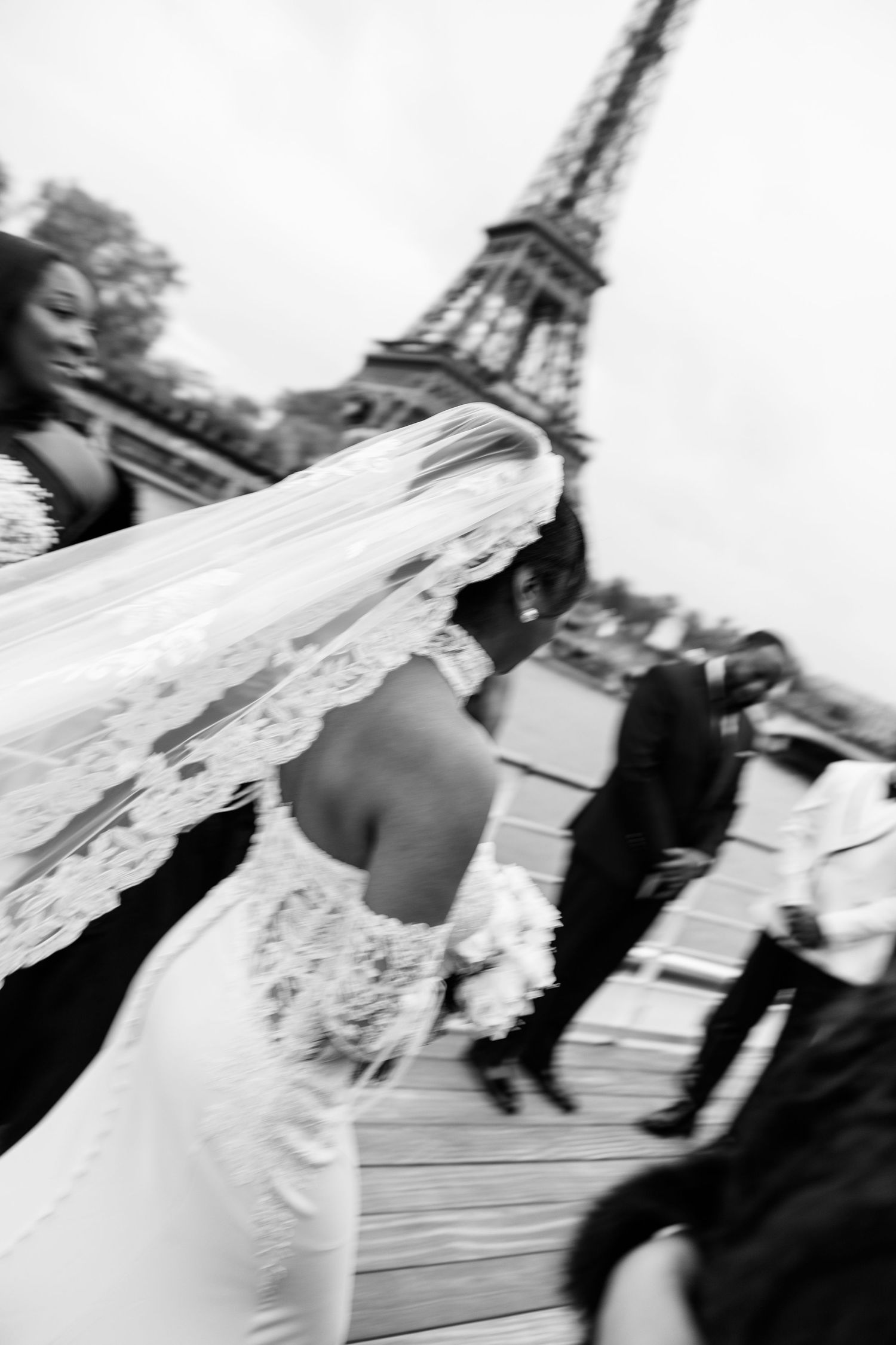 Rose events luxury destination wedding in france portugal spain italy paris americain couple from ohio, ceremony in front of Eiffel tower
