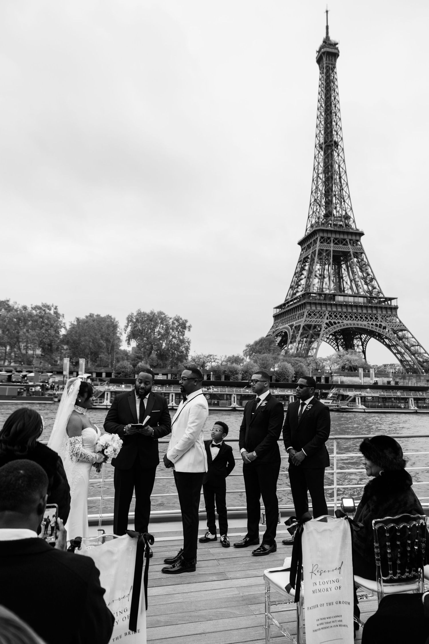 Rose events luxury destination wedding in france portugal spain italy paris americain couple from ohio, ceremony in front of Eiffel tower