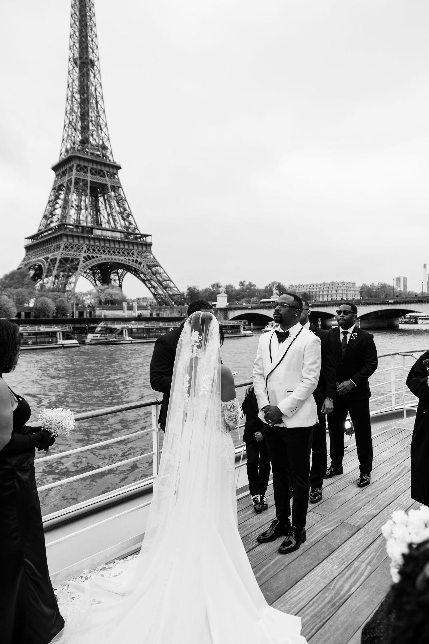 Rose events luxury destination wedding in france portugal spain italy paris americain couple from ohio, ceremony in front of Eiffel tower