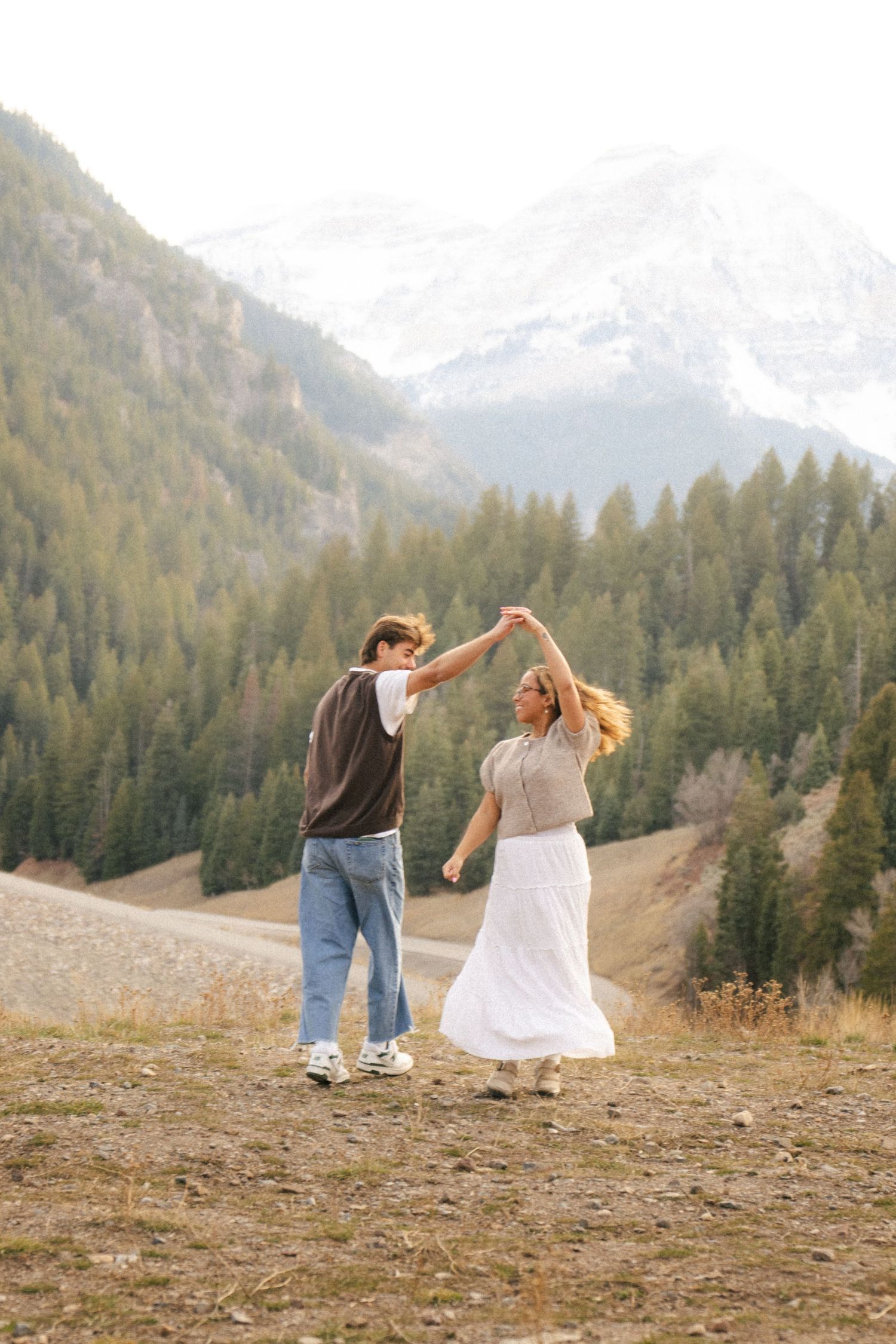 Romantic couples photography in Utah mountains during golden hour