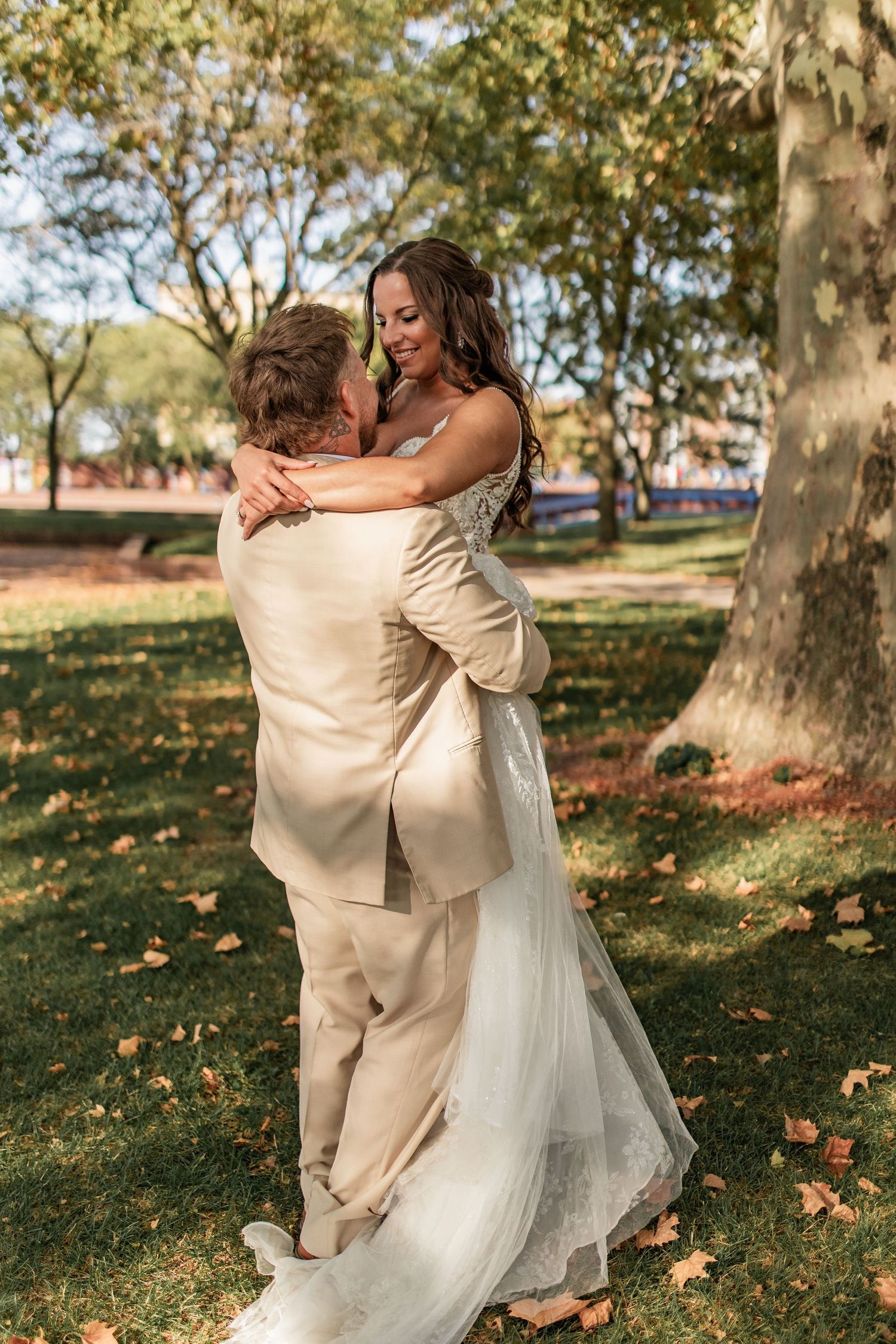 Summer wedding in Bay Citt Michigan at Double Tree hilton Hotel, taken by mid michigans best wedding photographer