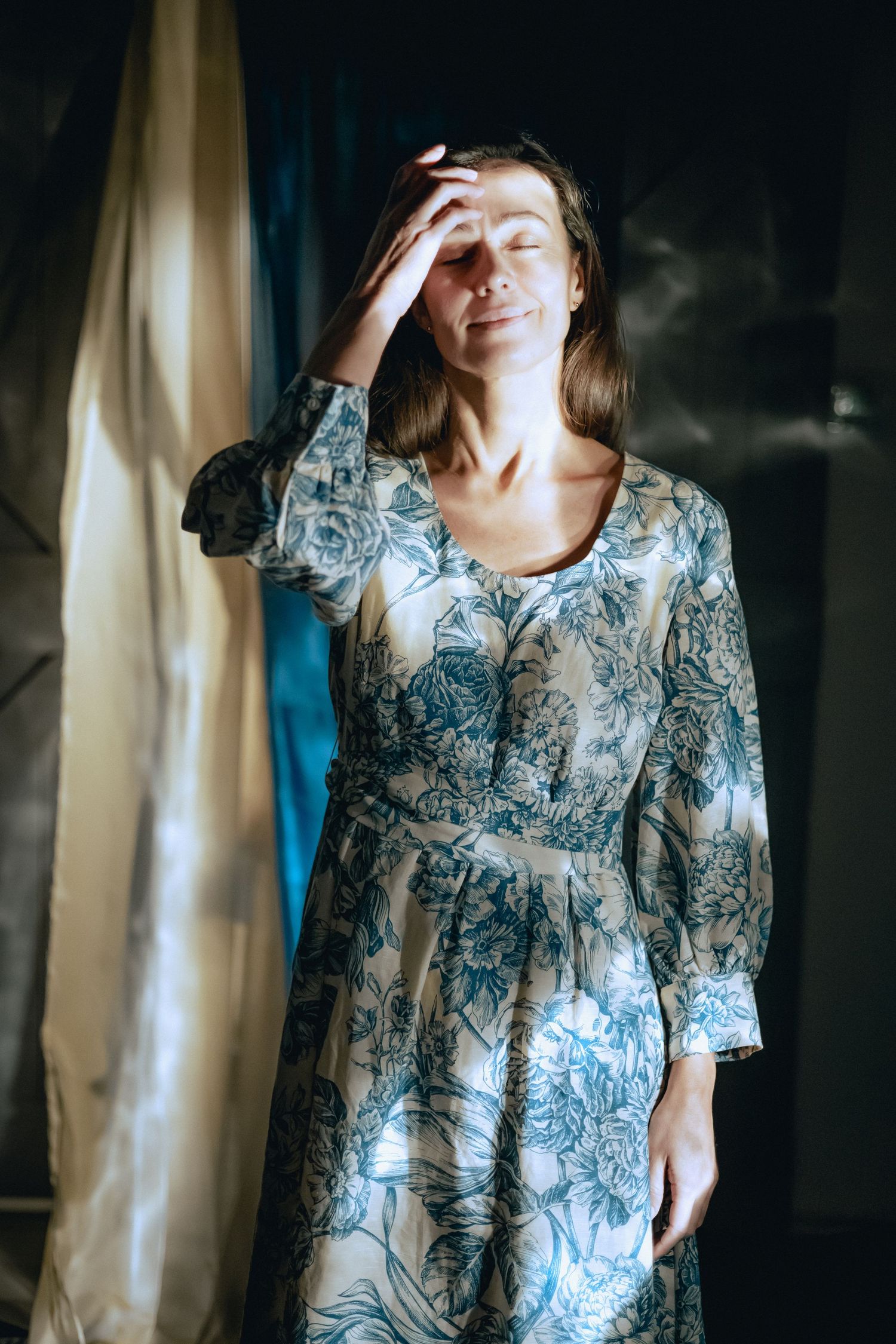 cinematic photography aesthetics
fine art portraiture
soulful photography
luxury portrait experience Portrét v historickém centru, Karlovy