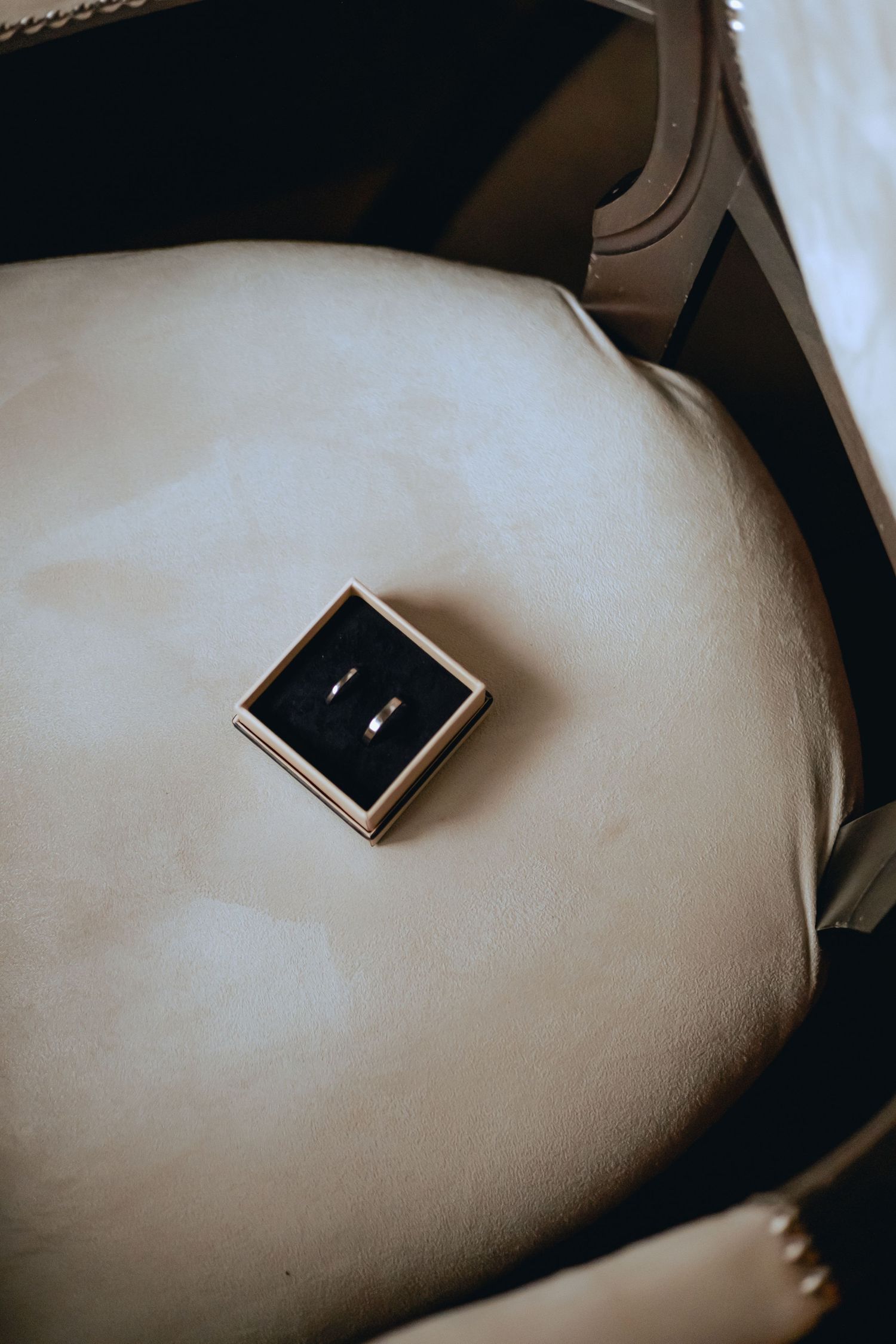 ocení žádosti o ruku v hotelu, romantické překvapení Karlovy Vary, tajný fotograf na zásnuby, focení v Grandhotelu Pupp, zásnubní portrét