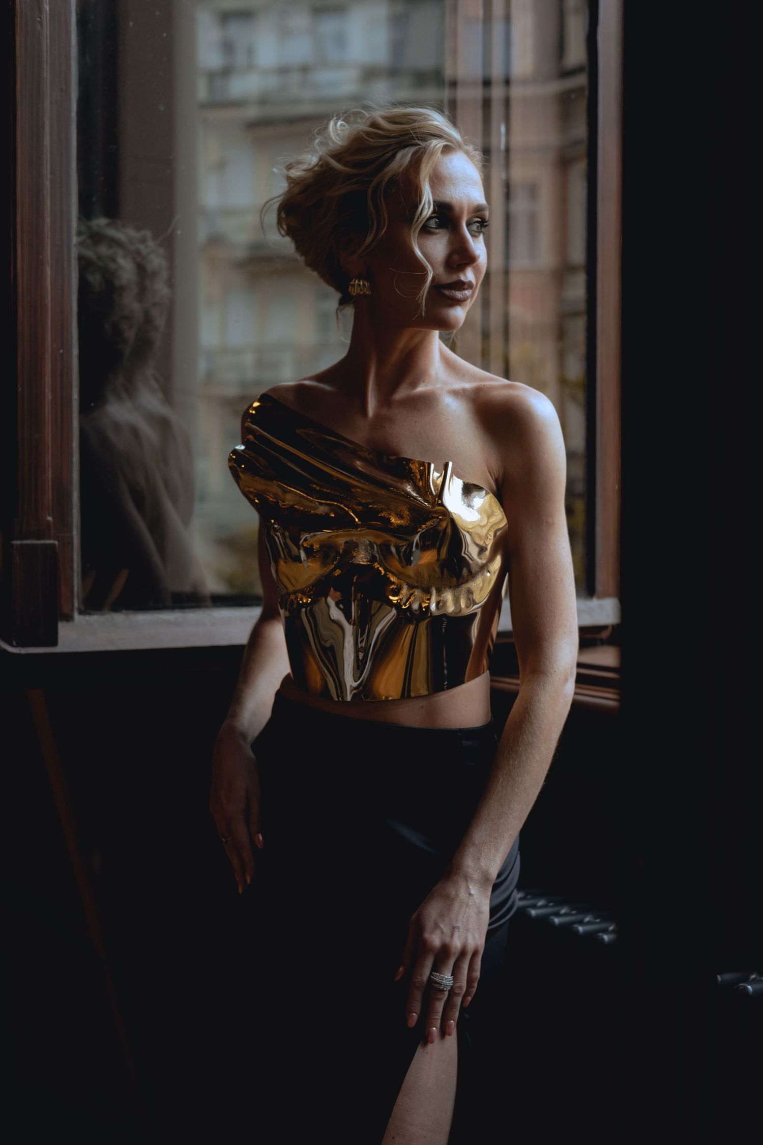 cinematic photography aesthetics
fine art portraiture
soulful photography
luxury portrait experience Portrét v historickém centru, Karlovy