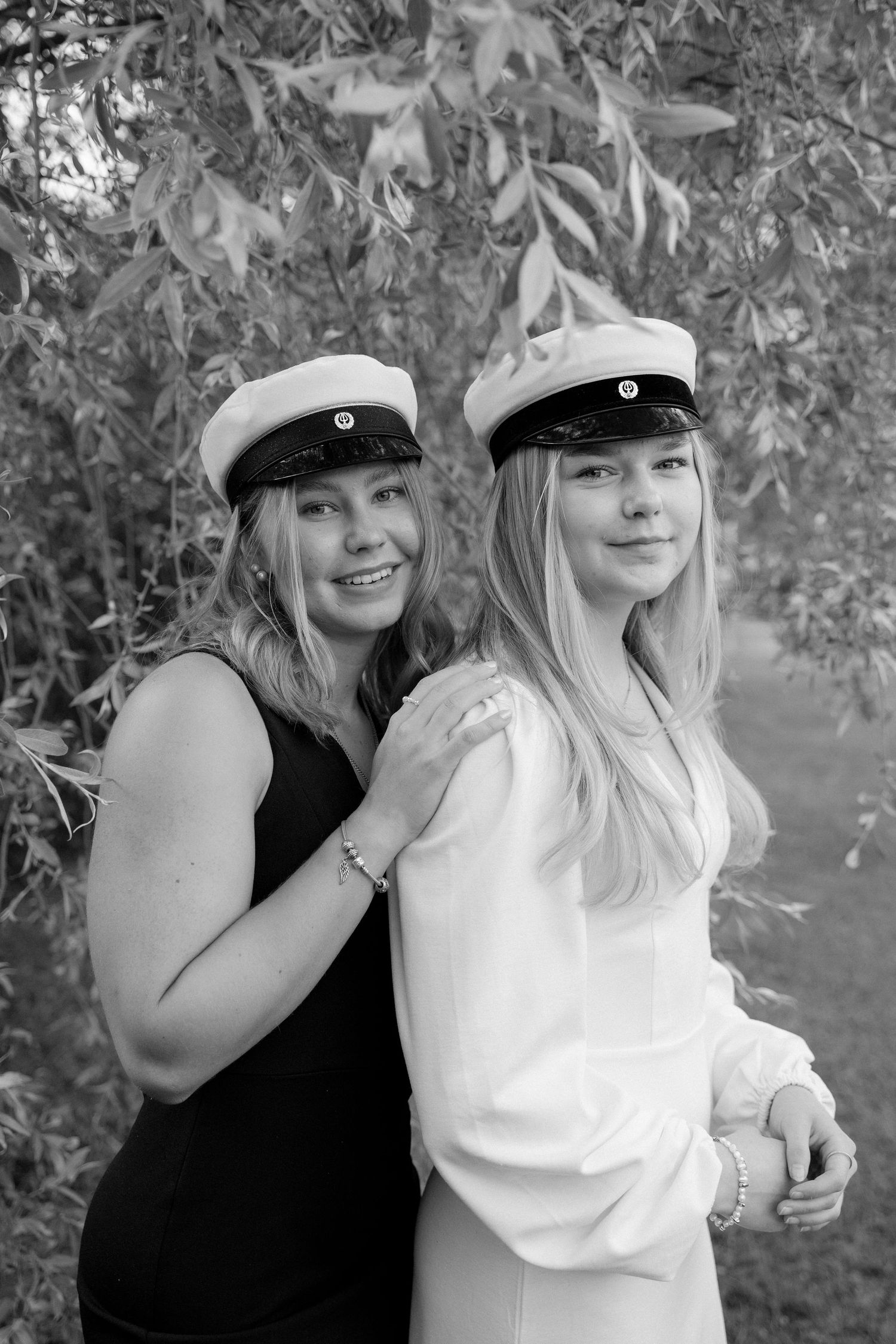 Kaksi ylioppilasta yhdessä lakit päässä