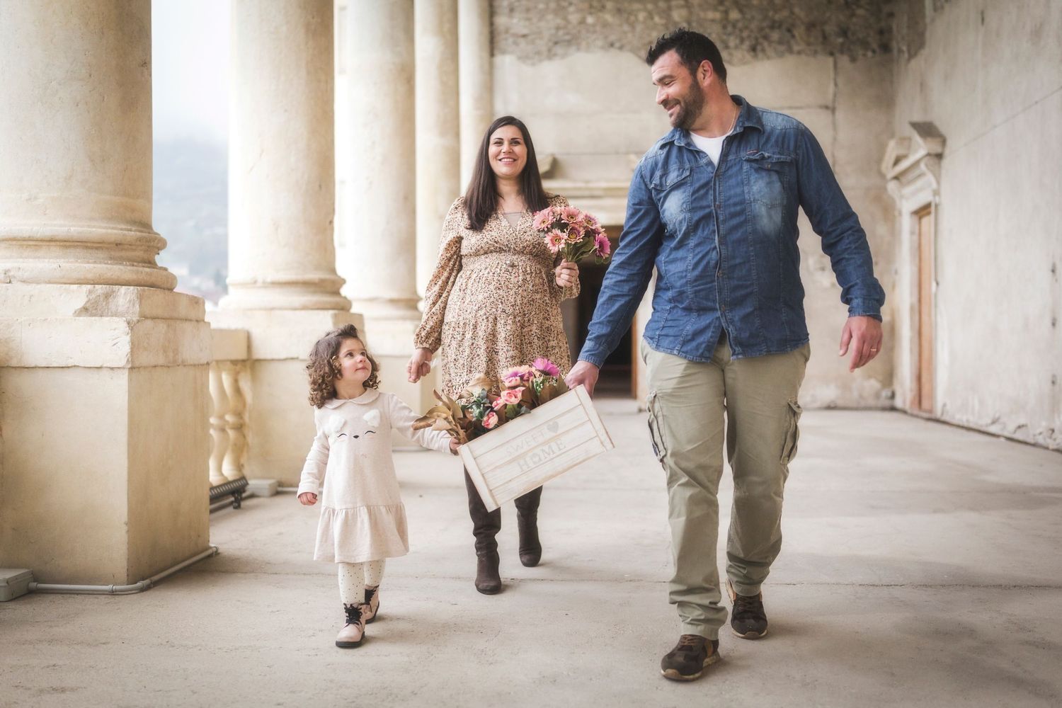 Famiglia con bambina durante una passeggiata
