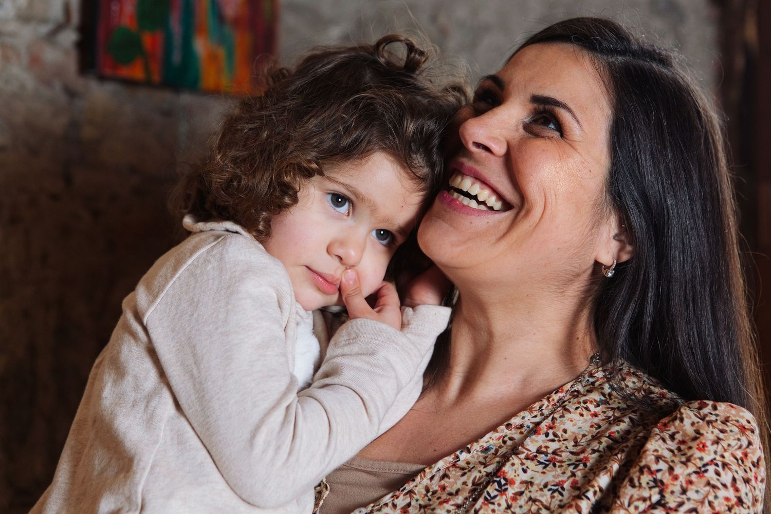 Mamma sorridente con bambina durante un ritratto di famiglia