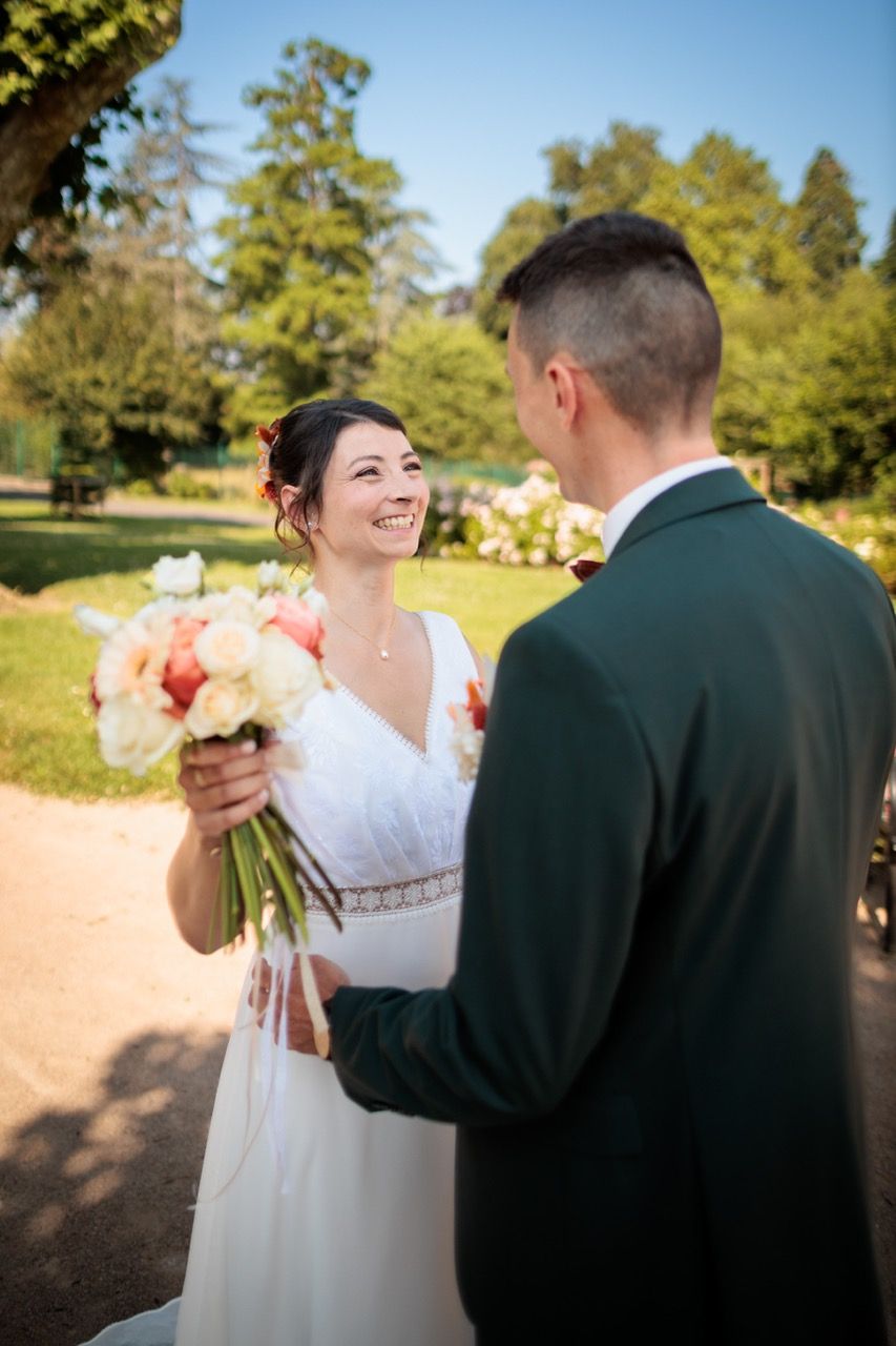 Ses mariés émus de se voir lors d'une séance de portrait de mariage à Saint-Étienne dans la Loire.
