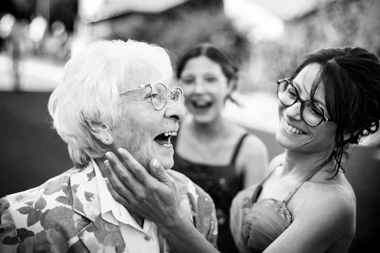 Photo de la mariée émue de voir sa grand-mère.