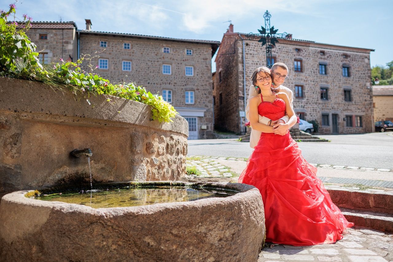 Mariés souriants s'enlaçant lors du shooting couple par votre photographe de mariage.