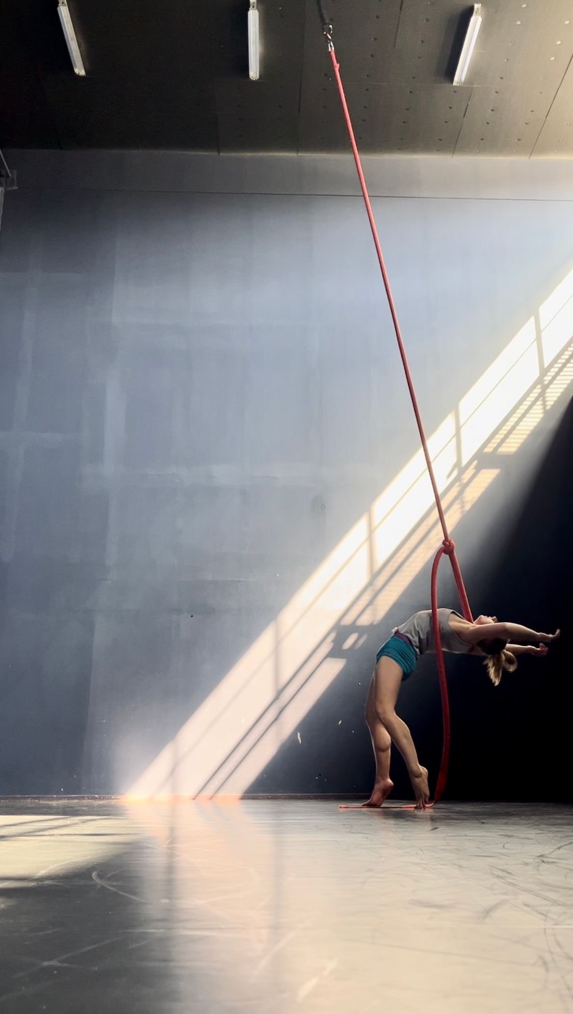 SKH Stockholm light and dark contrast rope, dramatic pause, semi-suspension on the floor
