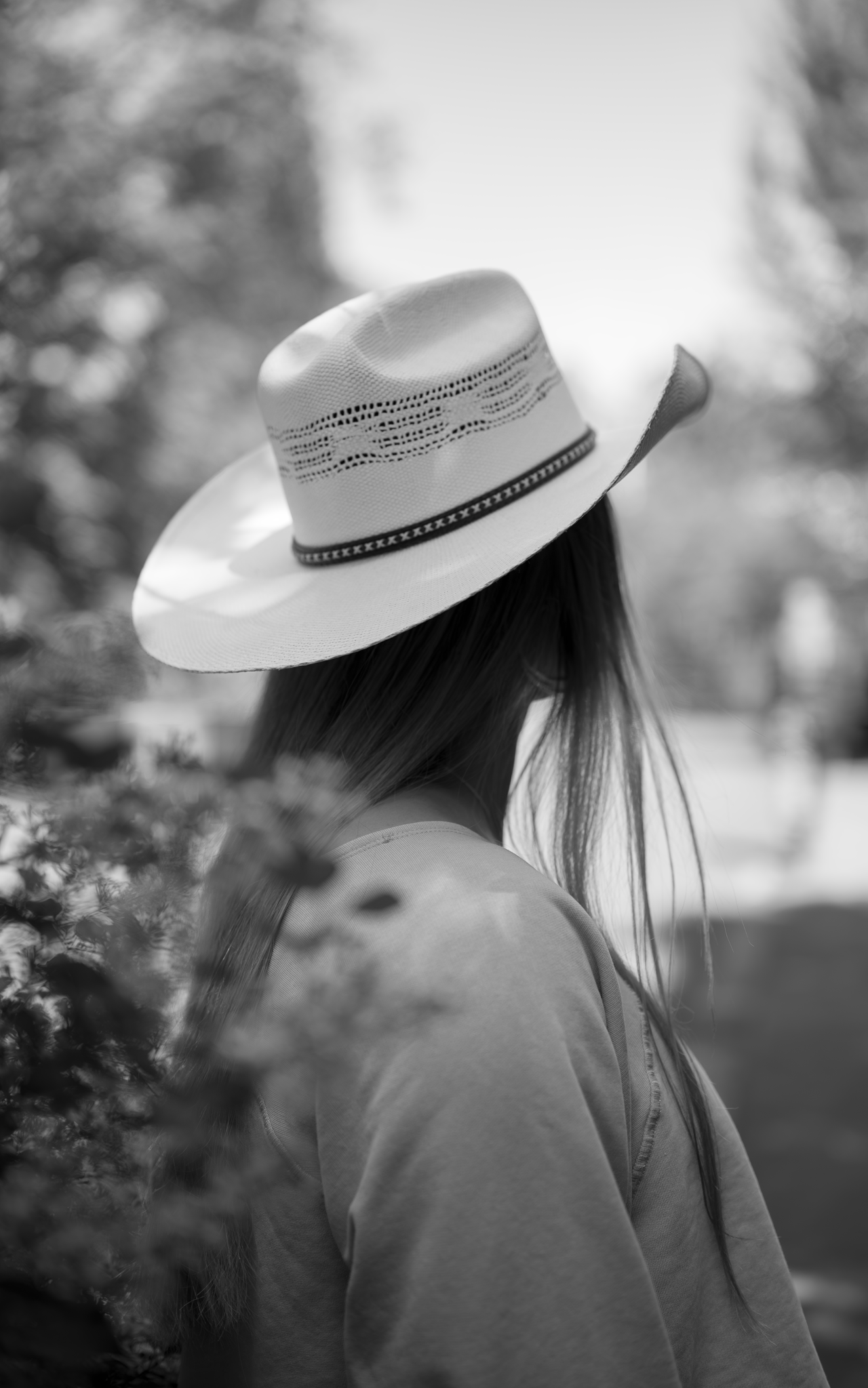 country portrait black and white B&W cowgirl hat flowers nature senior portrait photos season