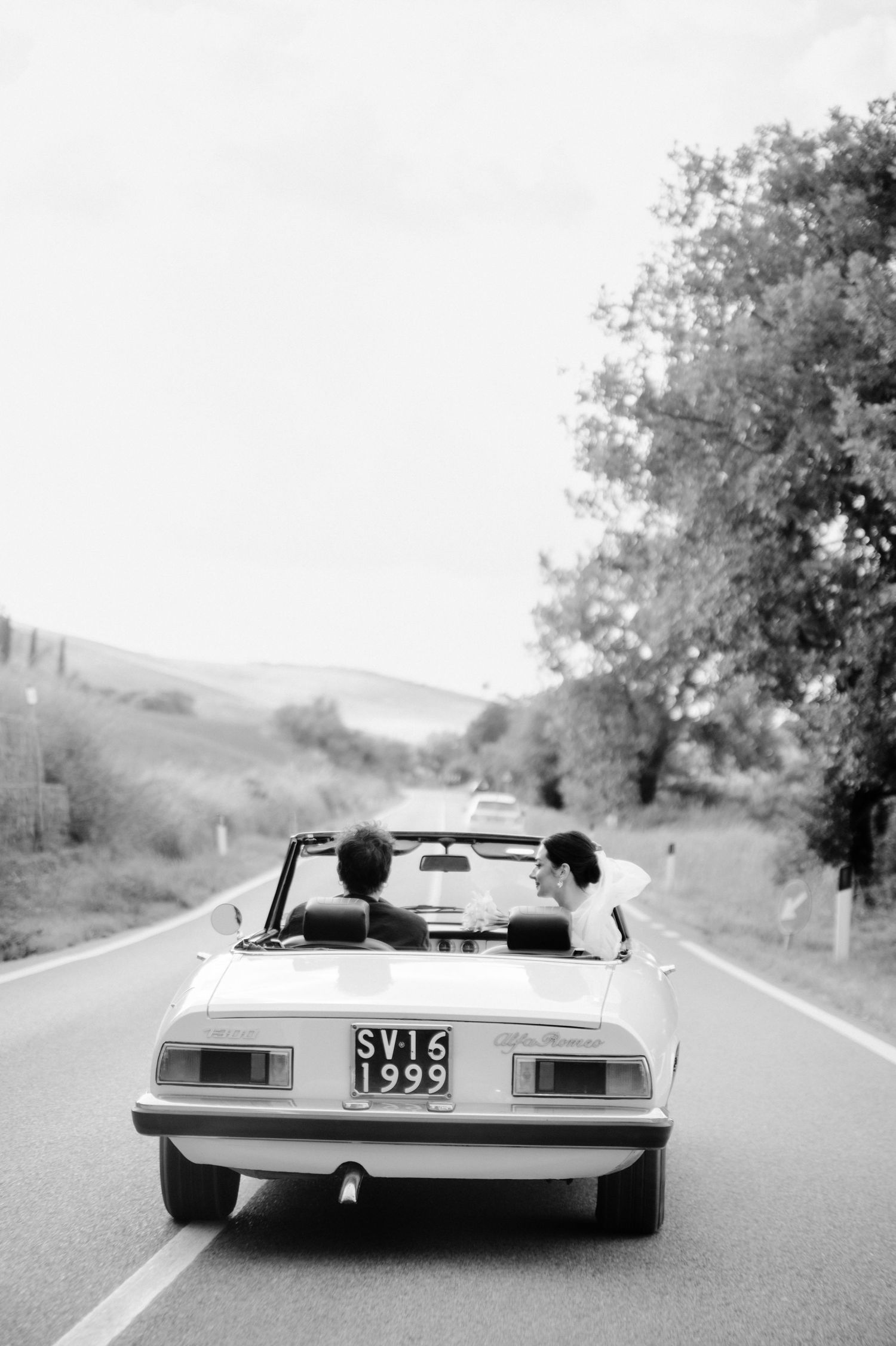 Vintage alfa romeo car, bride and groom, wedding in tuscany, venue locanda in tuscany
