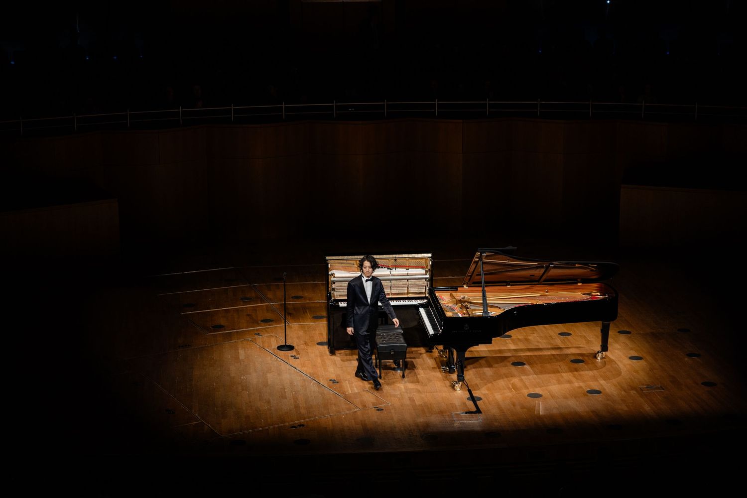 Hayato Sumino auf der Bühne der Tonhalle Düsseldorf - Zwei Klaviere
