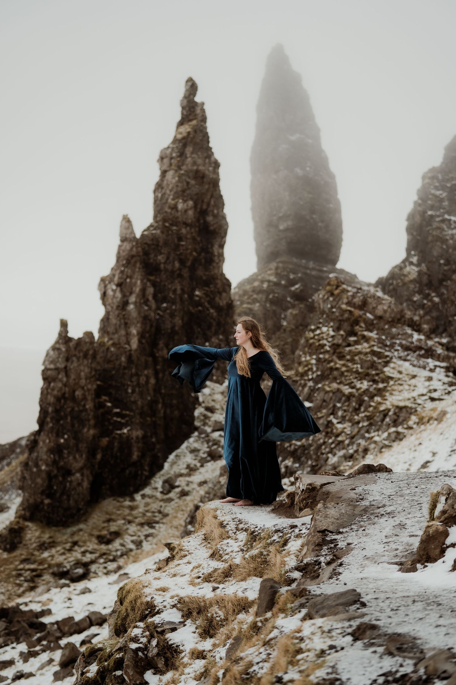 mist-oldmanofstorr-isleofskye-schotland-highlandartexperience-portretfotoshoot-blauw-jurk-femaleempowerment-nikitavanderhavenfotografie