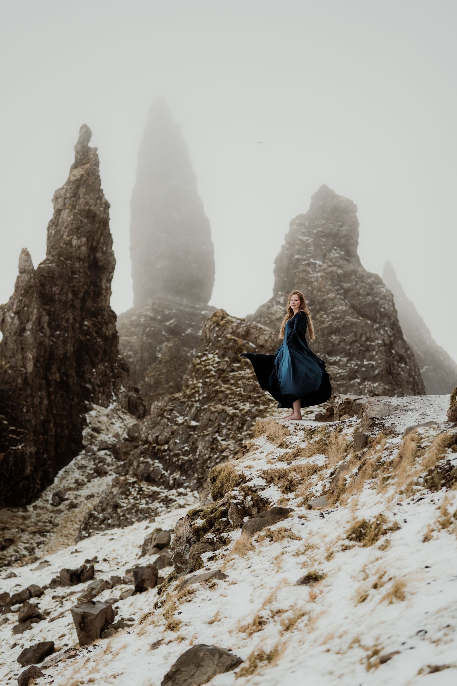 mist-thestorr-isleofskye-schotland-highlandartexperience-portretfotoshoot-blauw-jurk-femaleempowerment