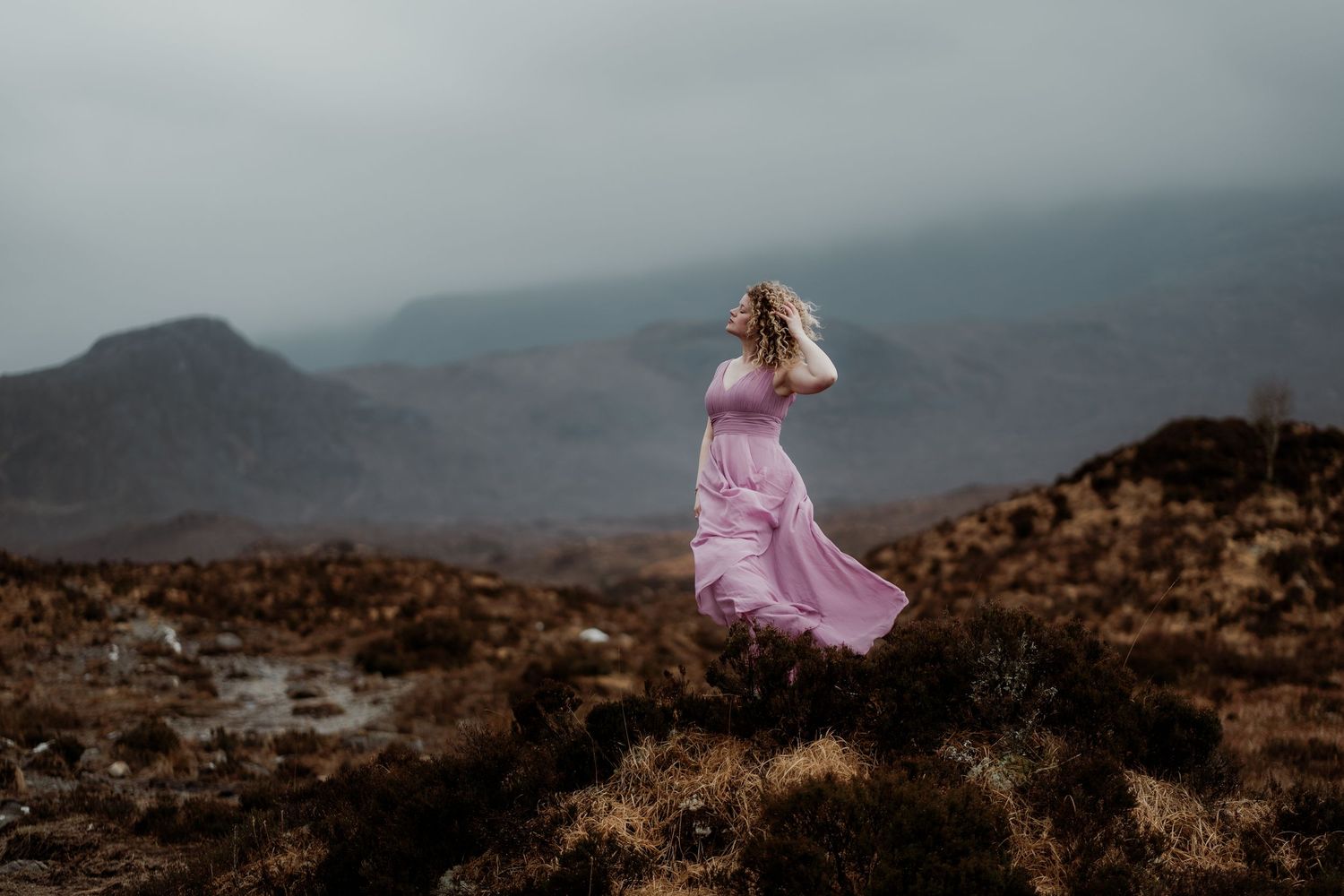 Portret shoot bij Sligachan Bridge met Schotse mist op de achtergrond