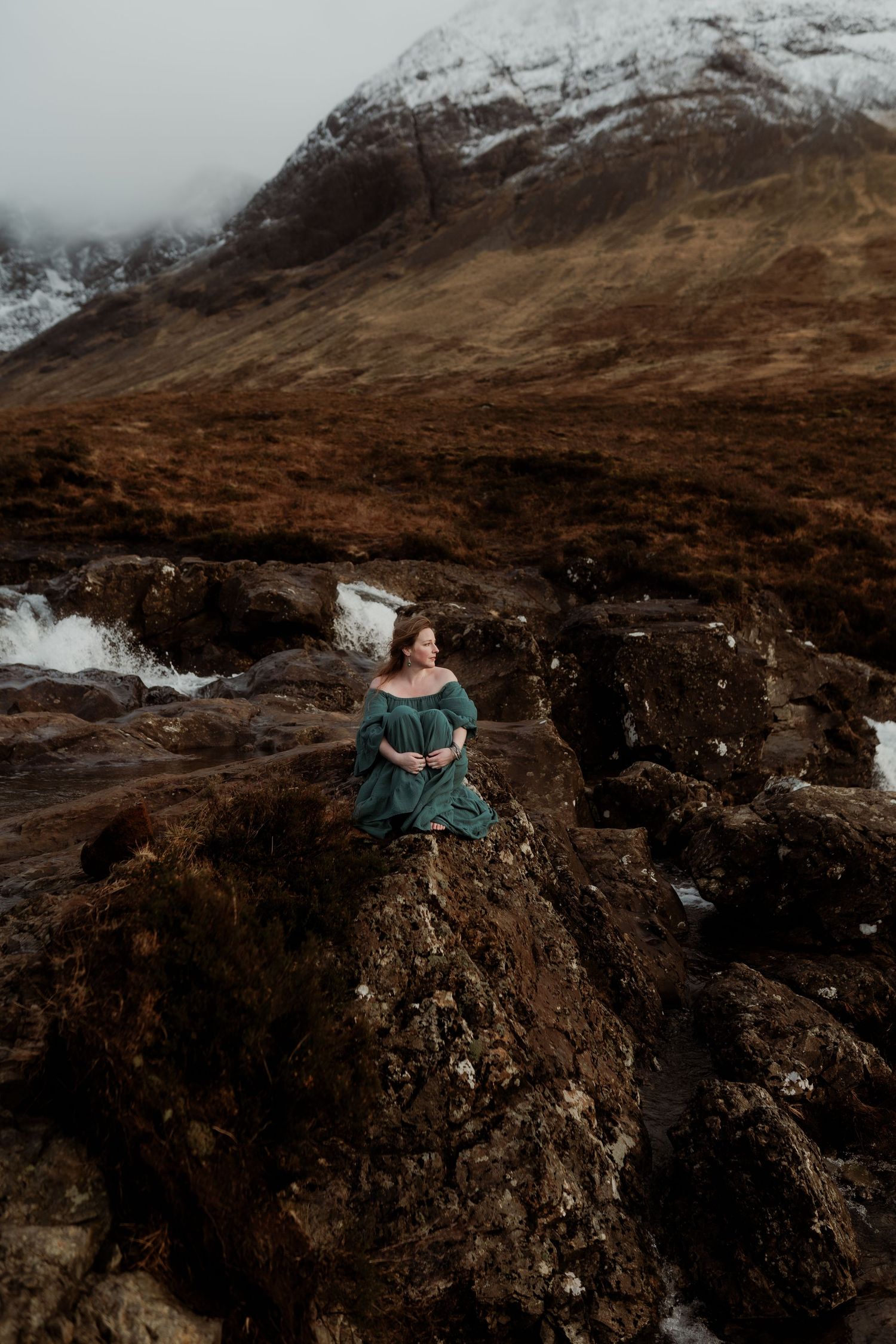 fairypools-isleofskye-schotland-bergtop-sneeuw-highlandartexperience-portretfotograaf-nikitavanderhaven