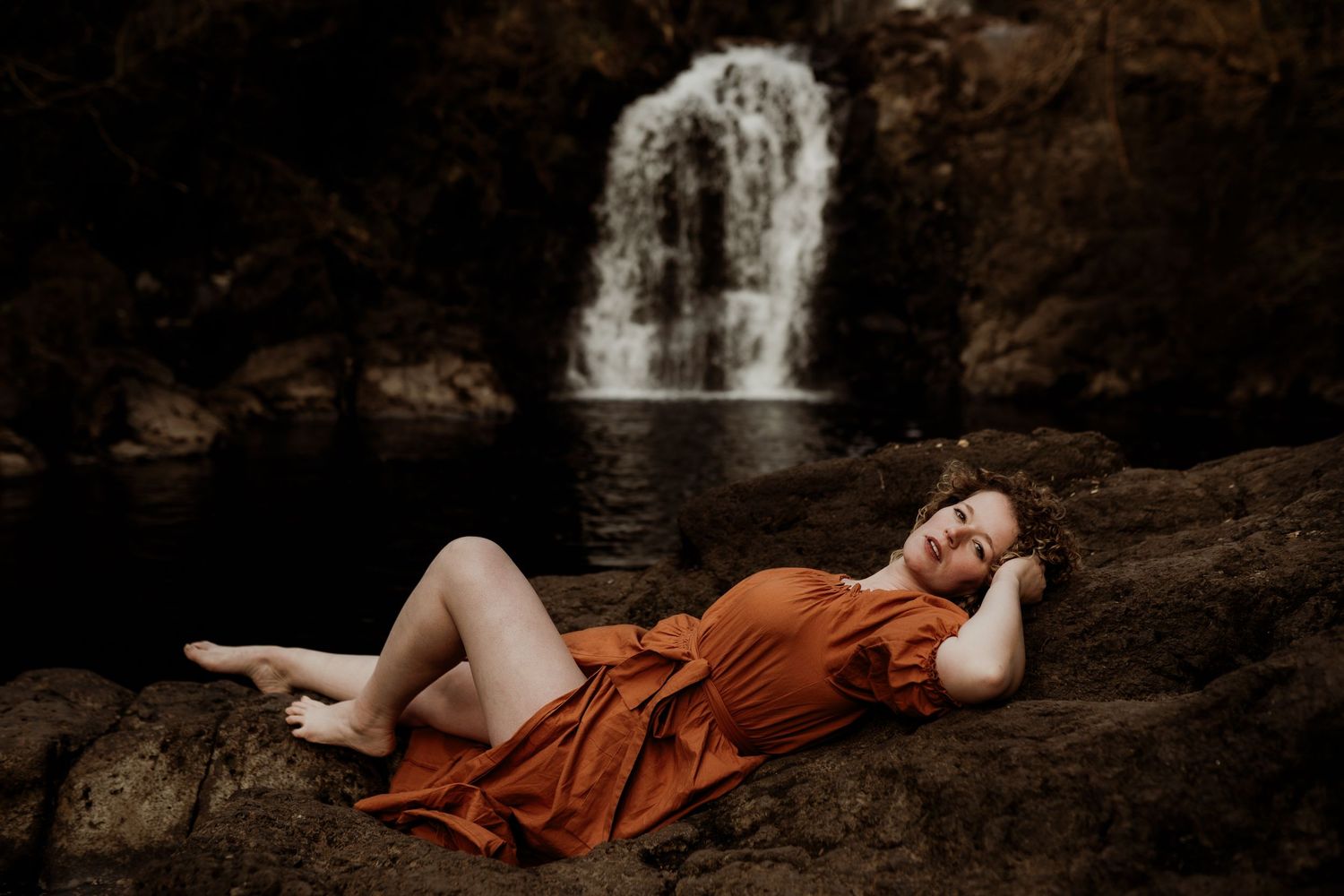 Portret shoot bij Rha Waterfall op Isle of Skye tijdens Sassenach Session