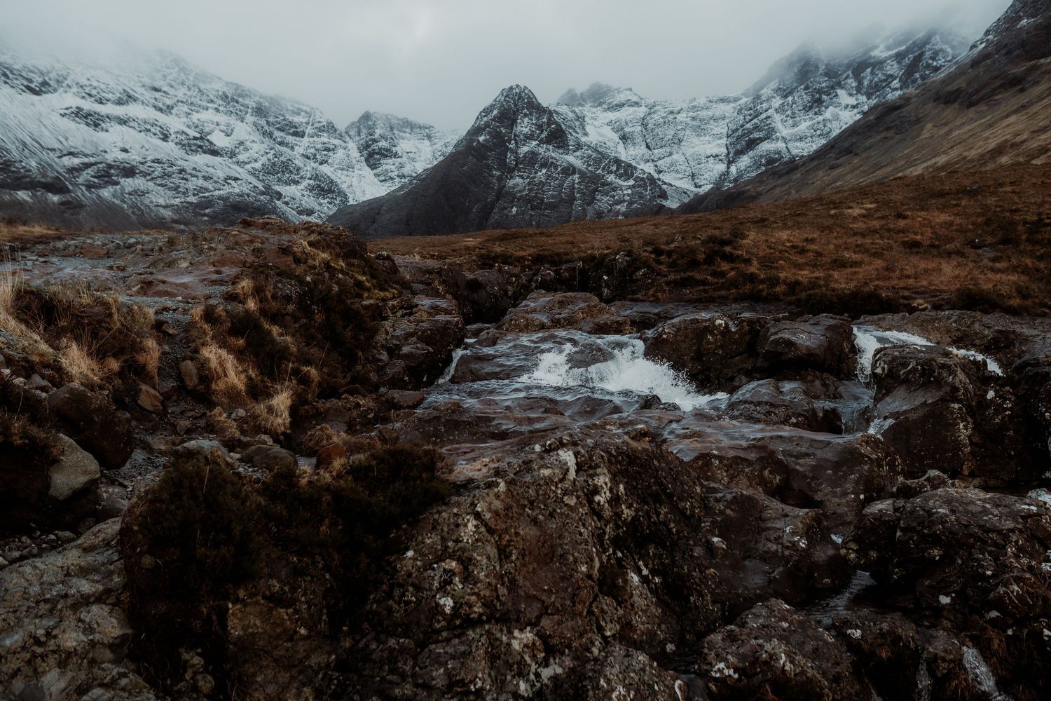 Fairypools-schotland-isleofskye-nikitavanderhavenfotografie-sneeuw-waterval