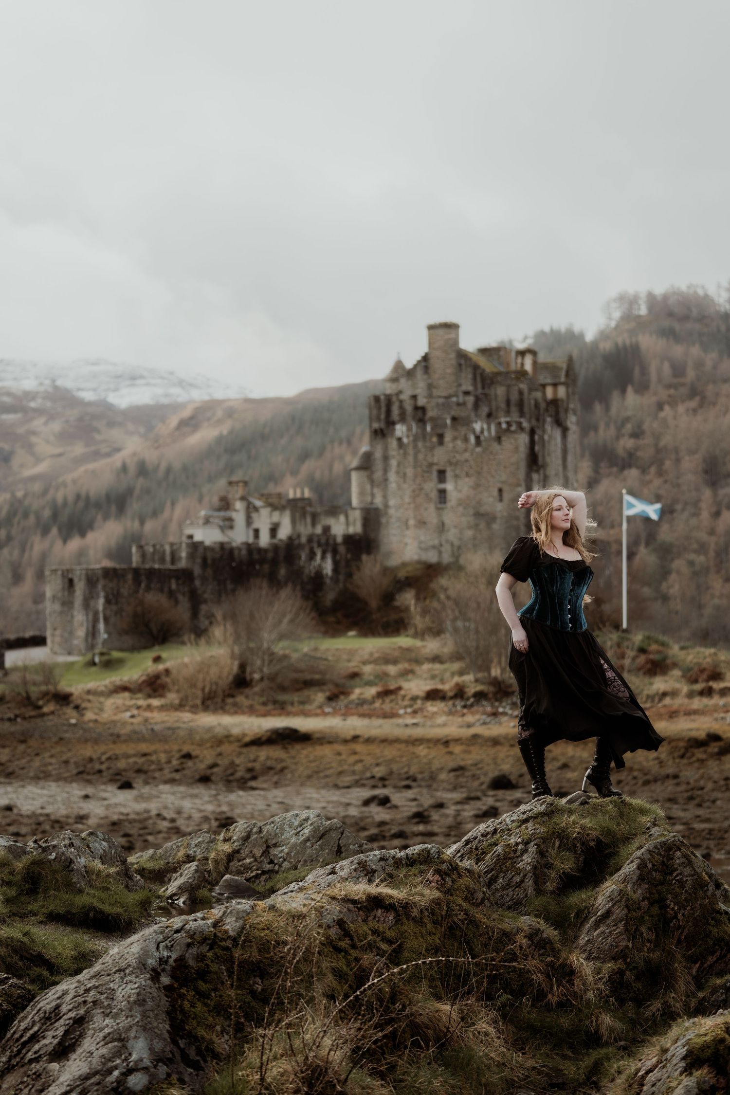 schotland-kasteel-eileandonan-femaleempowerment-fotoshoot-portretshoot-highlandartexperience-nikitavanderhavenfotografie