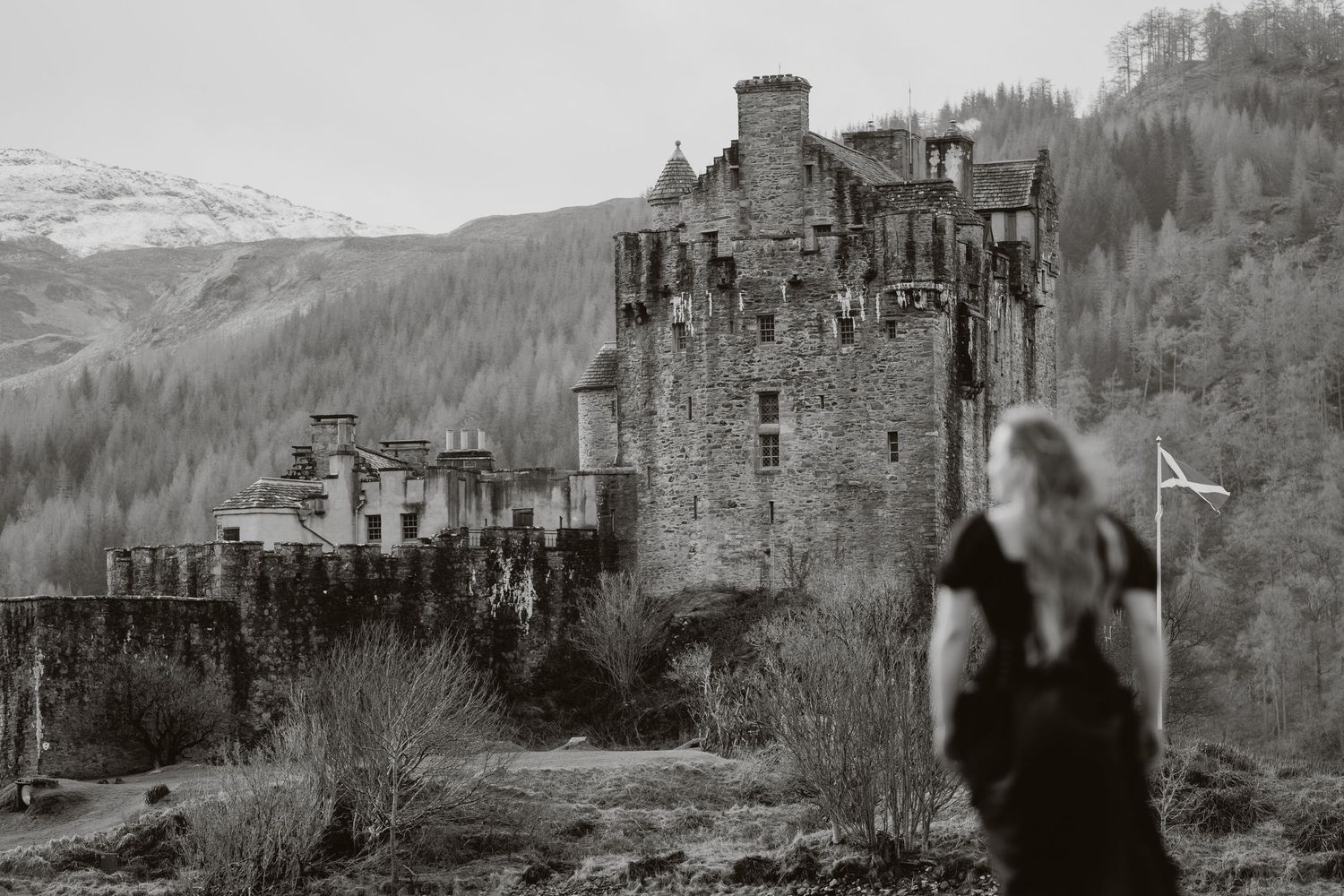 zwartwit-eileandonan-kasteel-schotland-portretshoot-highlandartexperience-nikitavanderhaven