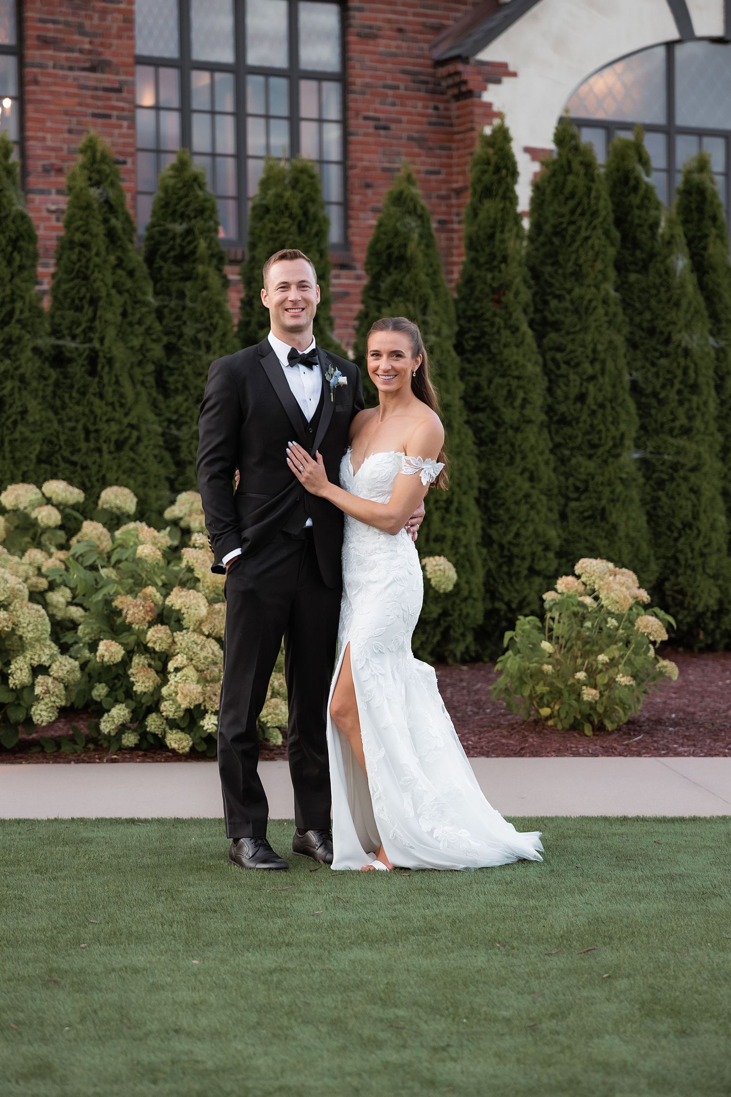 Couple poses outside at the St. Clair Inn by Rachel Martinez Photography, Michigan wedding photographer