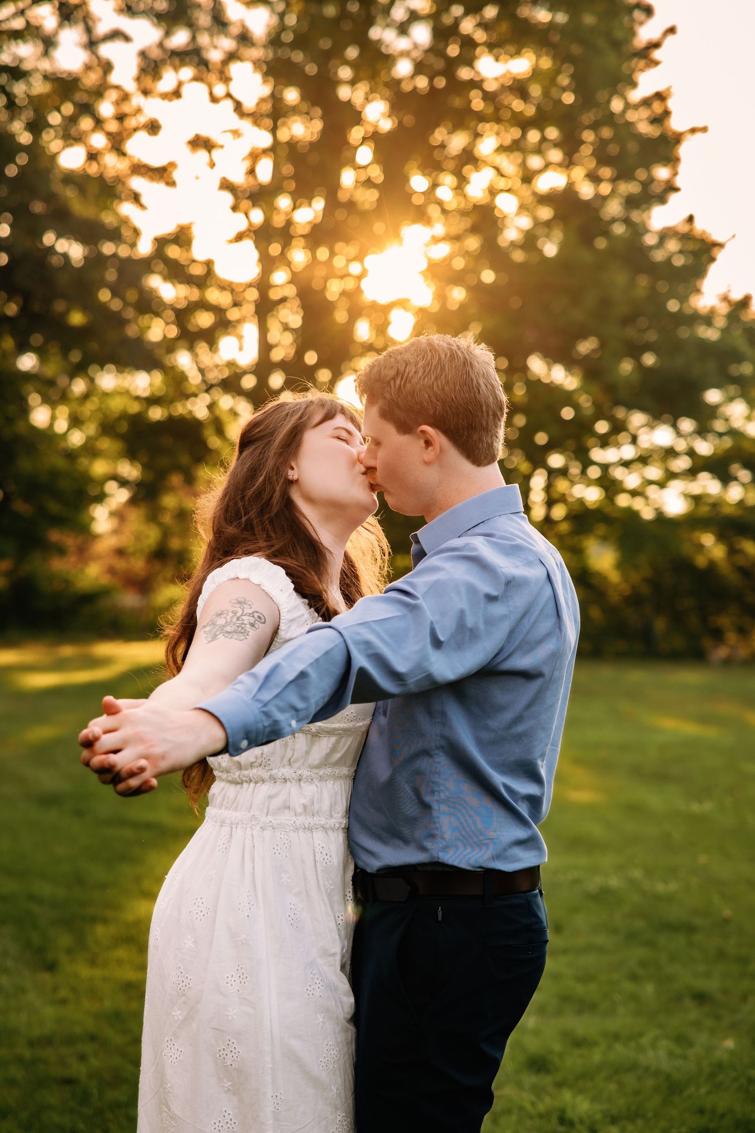 Couple kisses in golden sunlight at Greenmead Livonia by Rachel Martinez Photography, Michigan Wedding Photographer