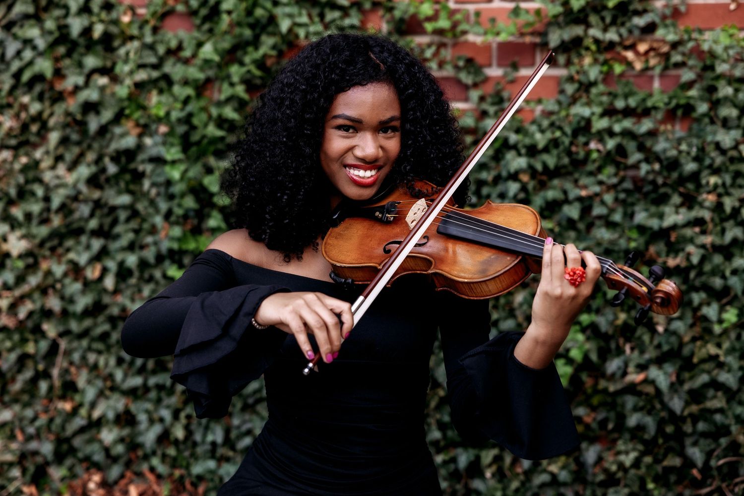 Senior girl plays her violin at Cranbrook House and Gardens by senior photographer Rachel Martinez in Metro Detroit