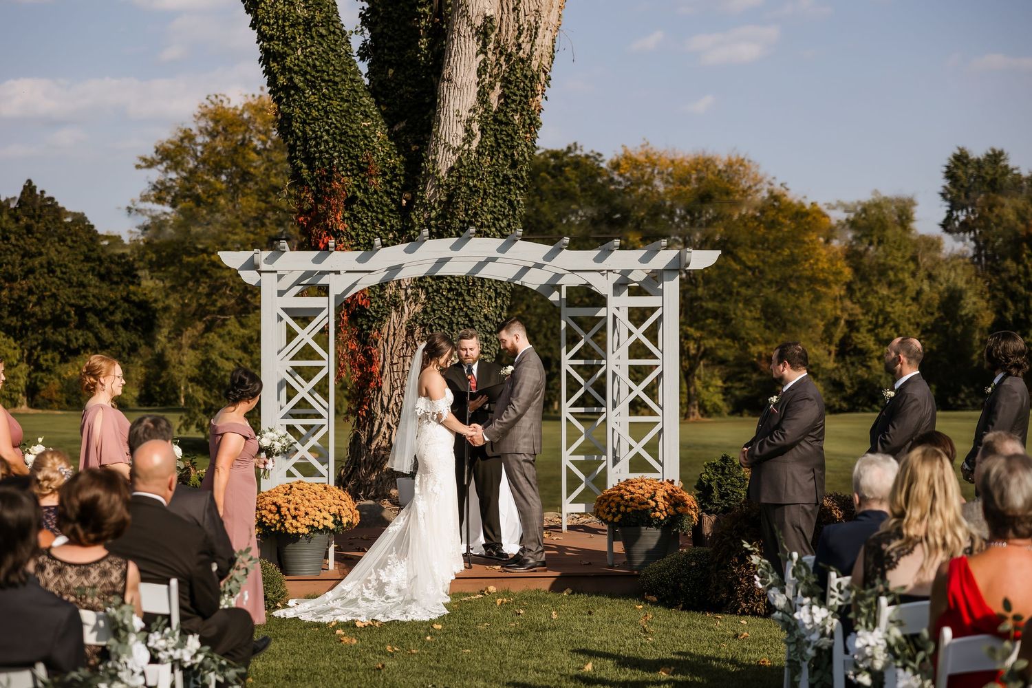 Couple gets married outside at Fox Hills in Plymouth by Rachel Martinez Photography, Michigan wedding photographer