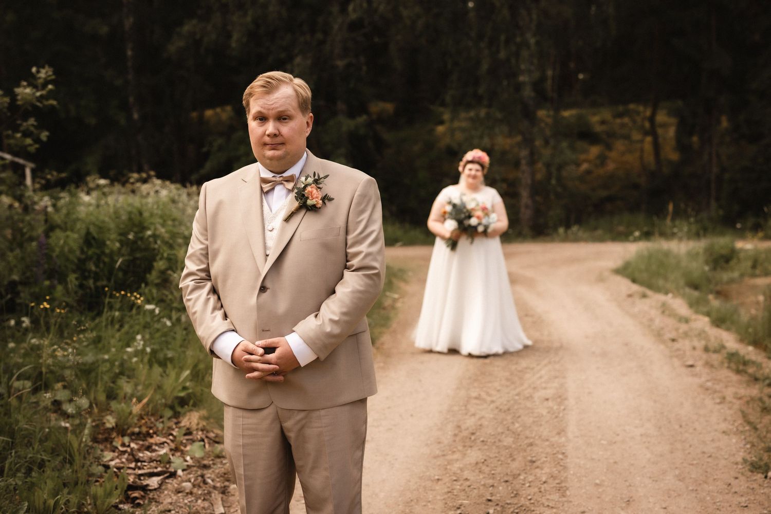 First Look on jännittävä hetki hääparilla. Sulhanen odottaa jännittyneenä, kun morsian kävelee hänen luokseen.