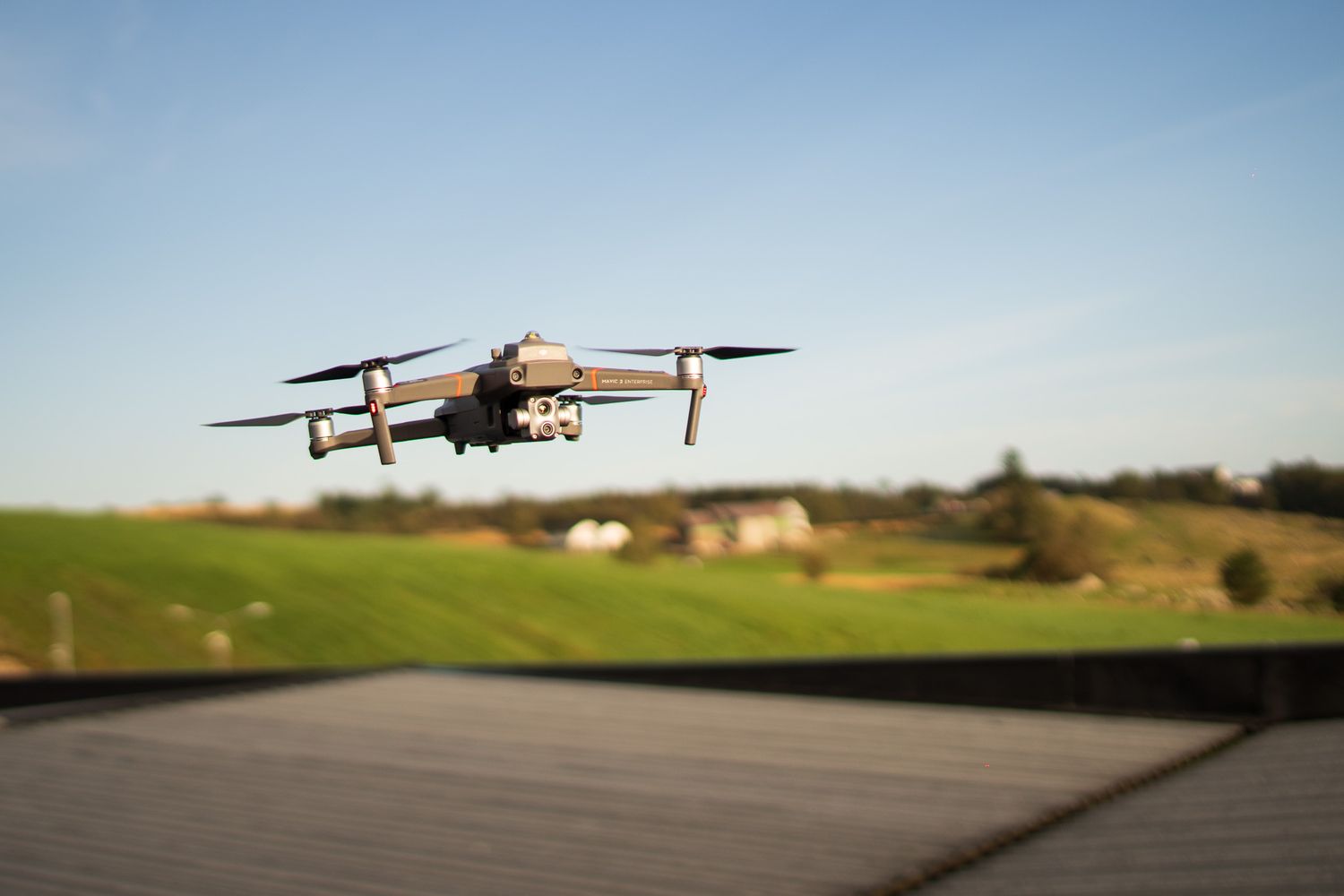 Drone fotografering av tak. Tilstandsrapport. Termisk befaring med drone. Tak inspeksjon og befaring.