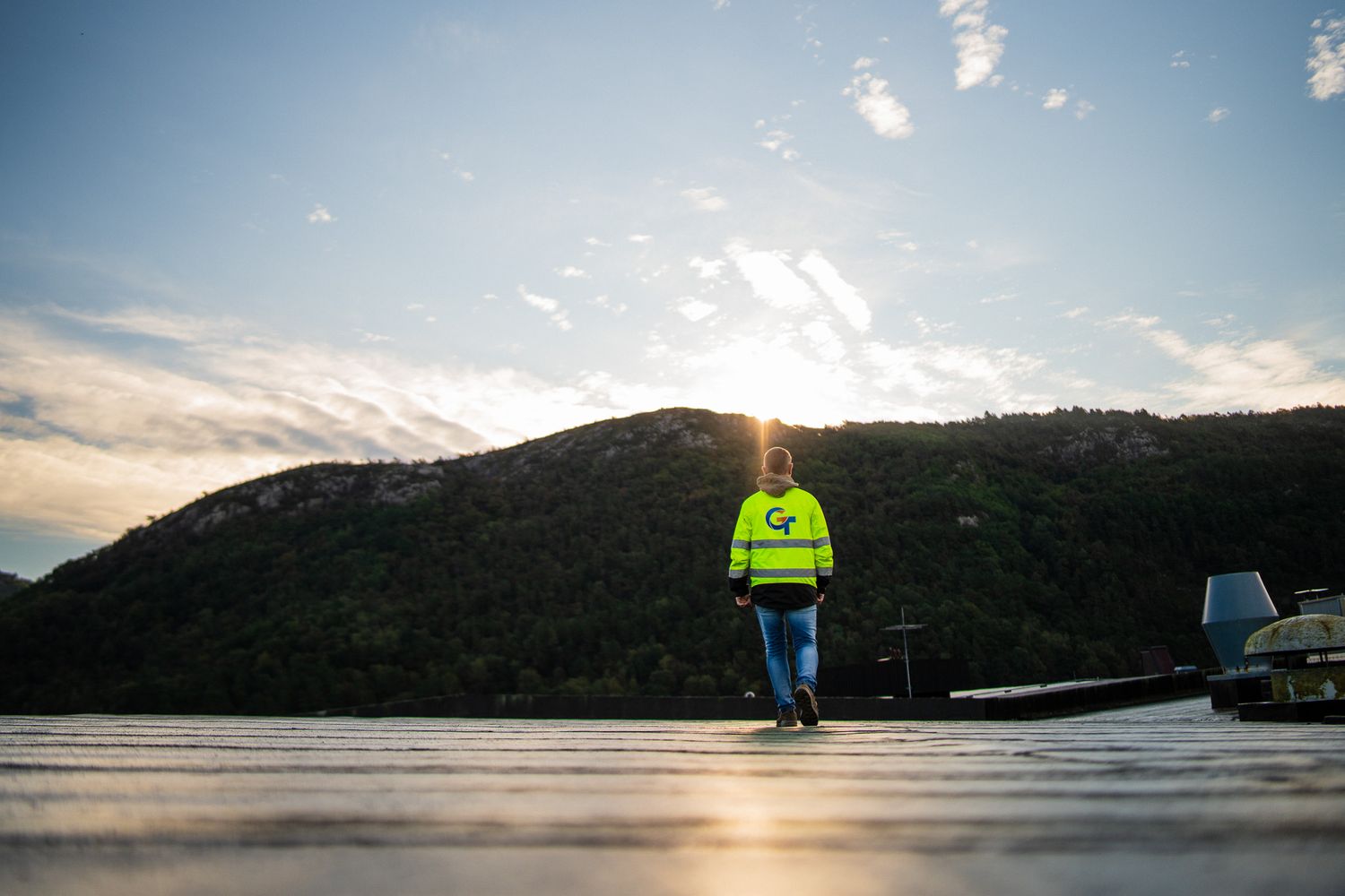 Drone fotografering av tak. Tilstandsrapport. Termisk befaring med drone. Tak inspeksjon og befaring.