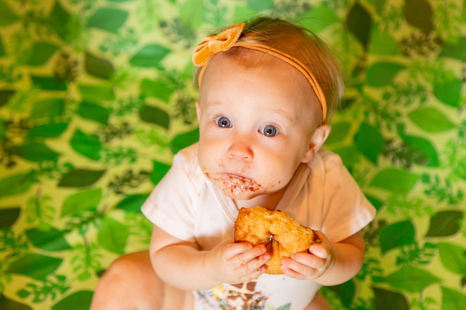 Joyful cake smash for a one-year-old’s birthday, capturing the fun and sweetness of this milestone celebration
