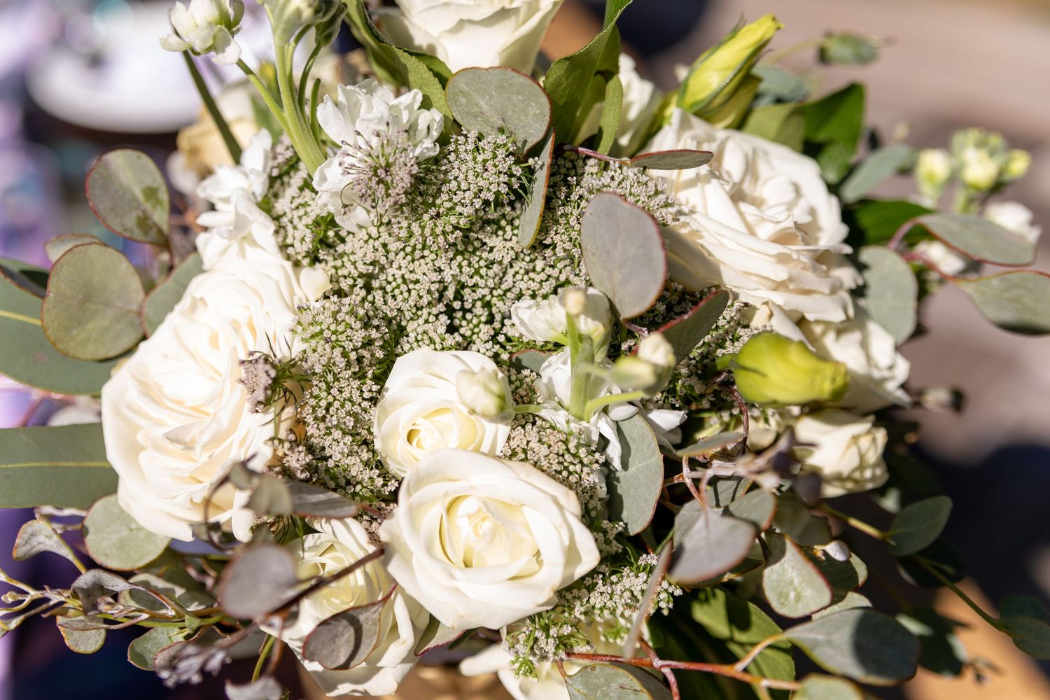 Classic bouquet of white roses, symbolizing purity and elegance, ideal for creating a timeless and sophisticated wedding atmosphere.
